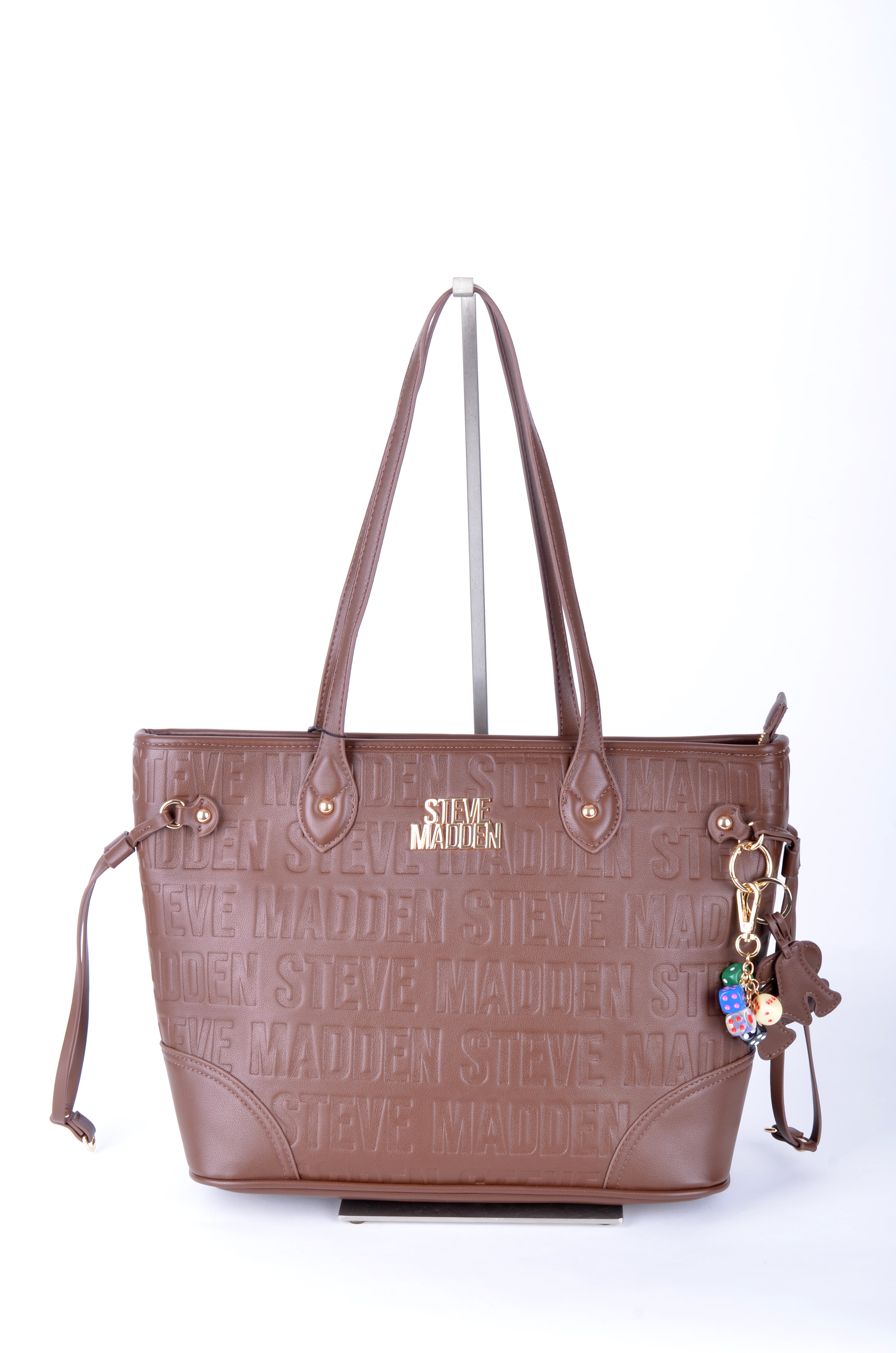 Tote Steve Madden Café Monograma con Charm