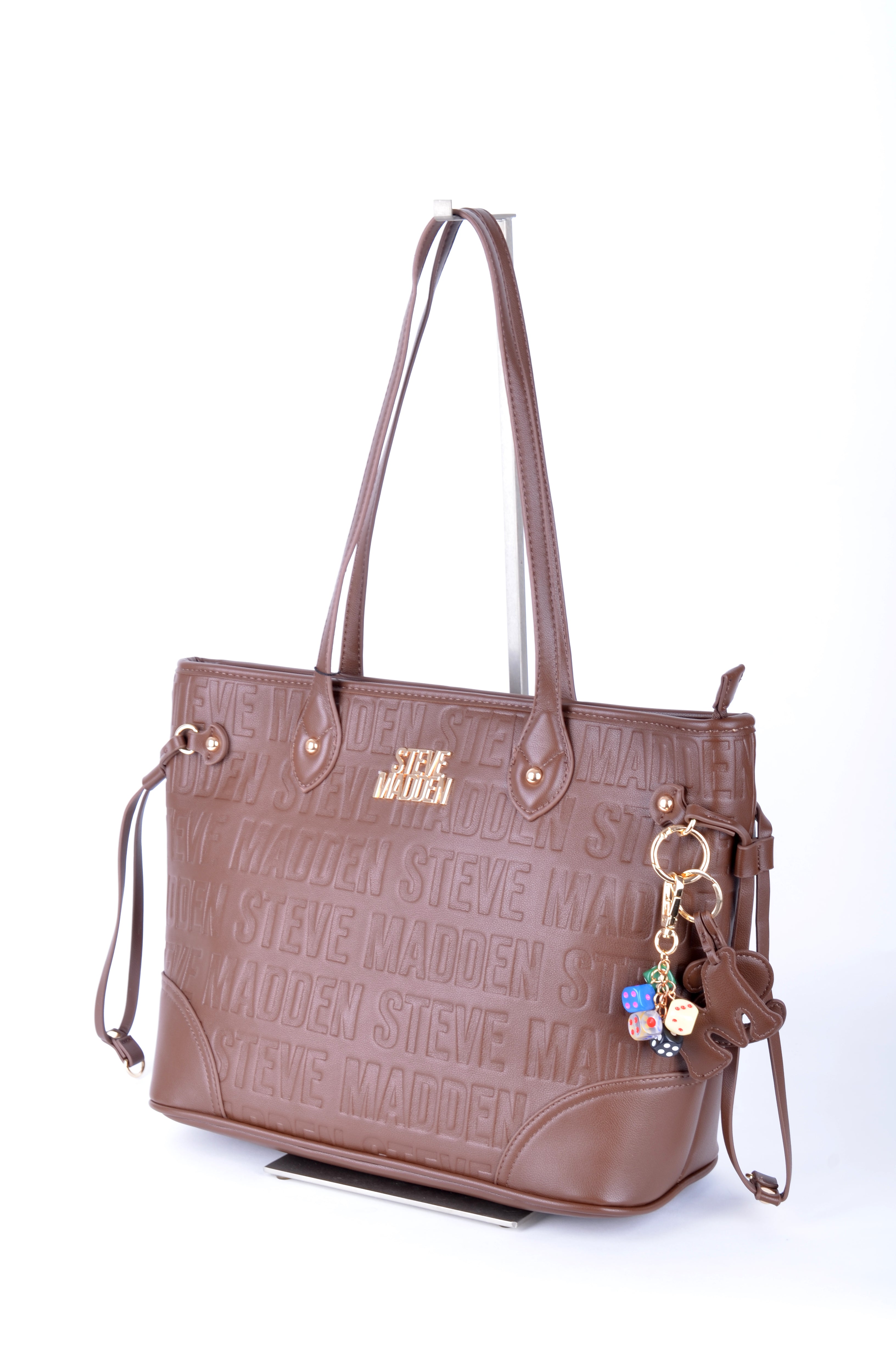 Tote Steve Madden Café Monograma con Charm
