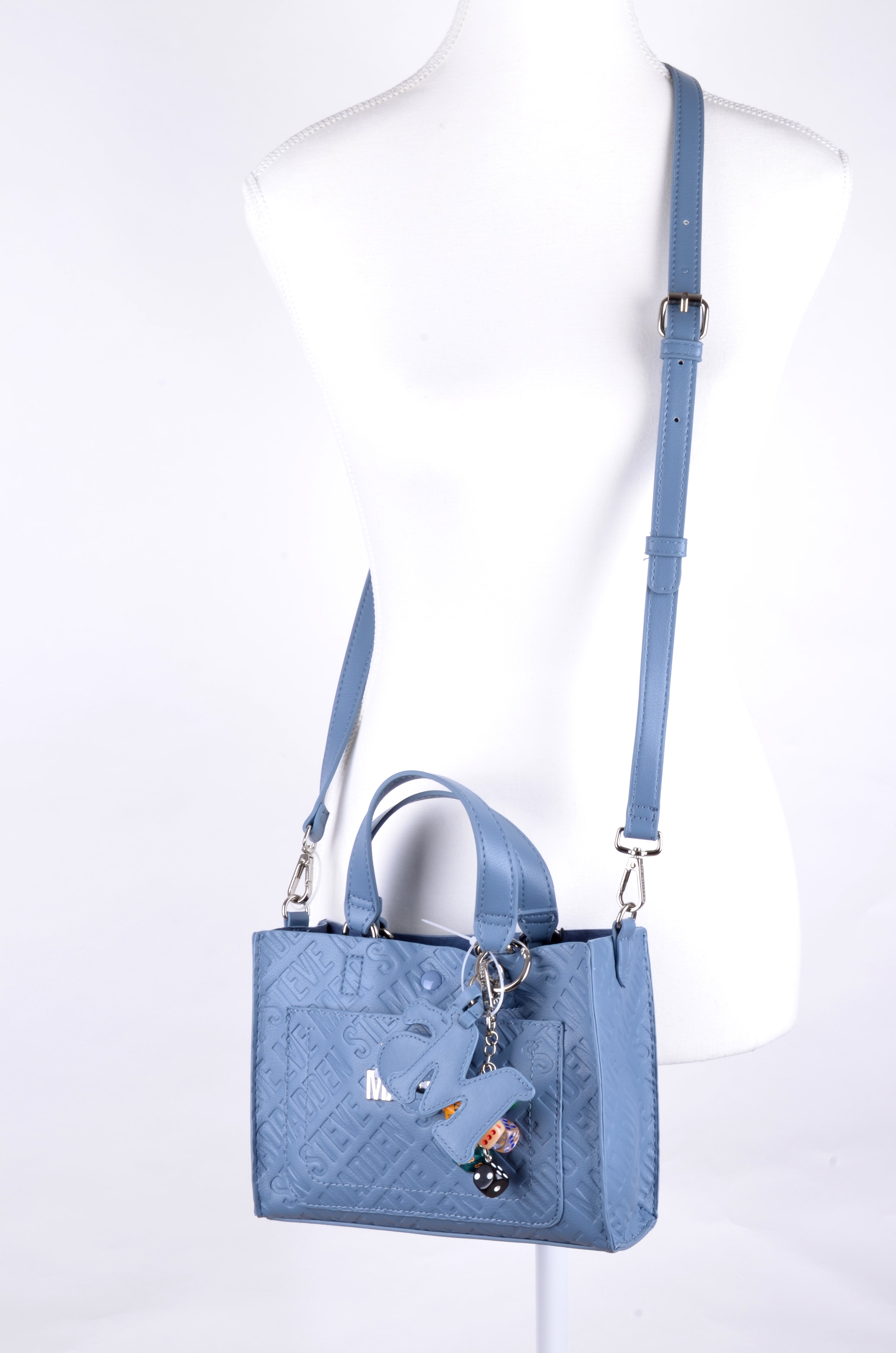 Satchel Steve Madden Azul Monograma con Charms