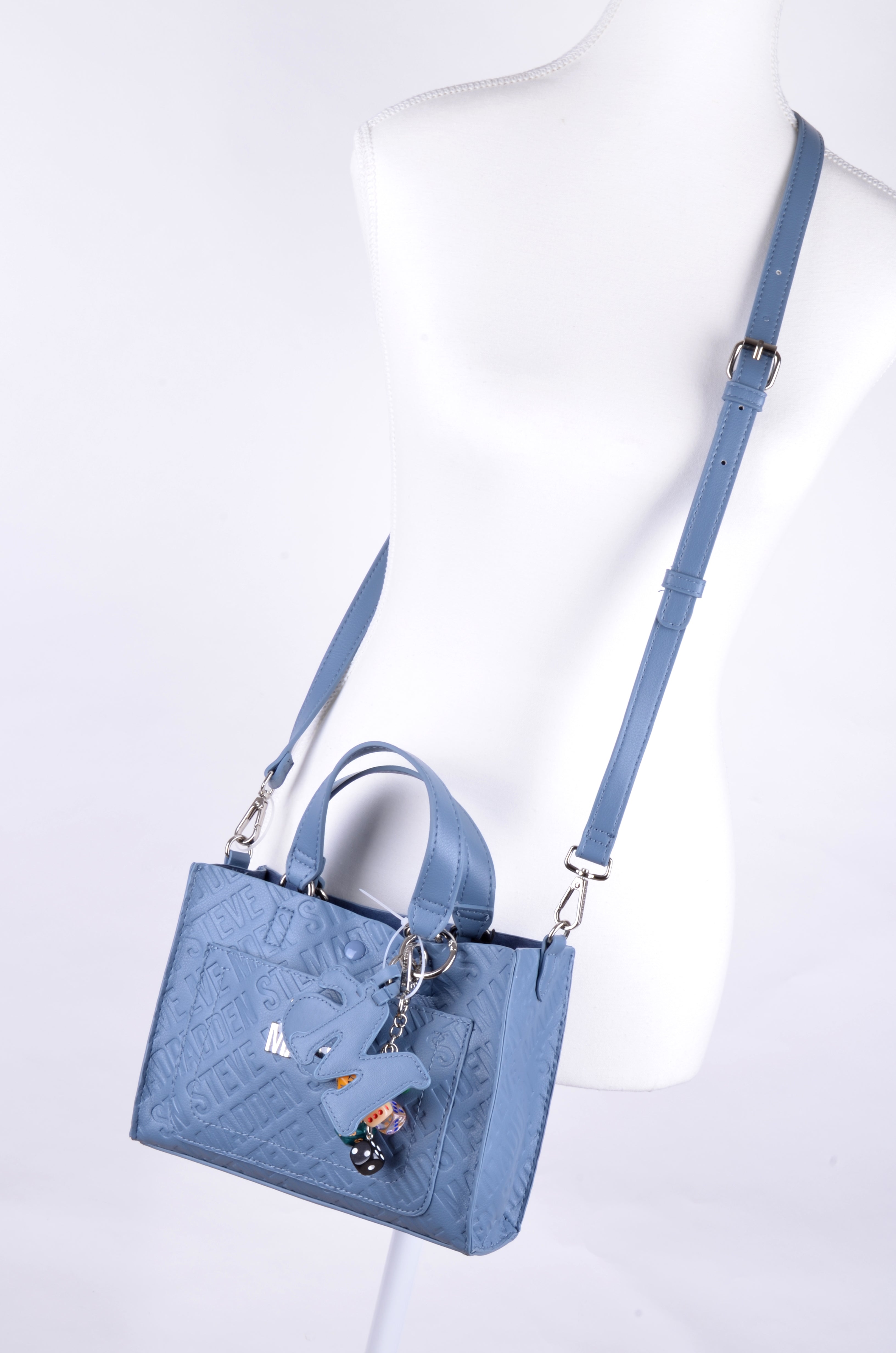 Satchel Steve Madden Azul Monograma con Charms