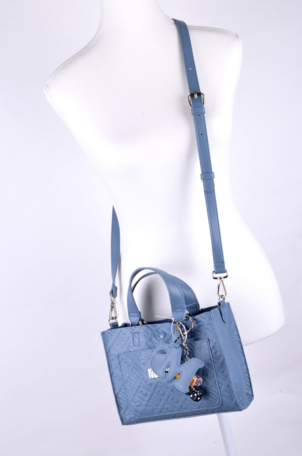 Satchel Steve Madden Azul Monograma con Charms