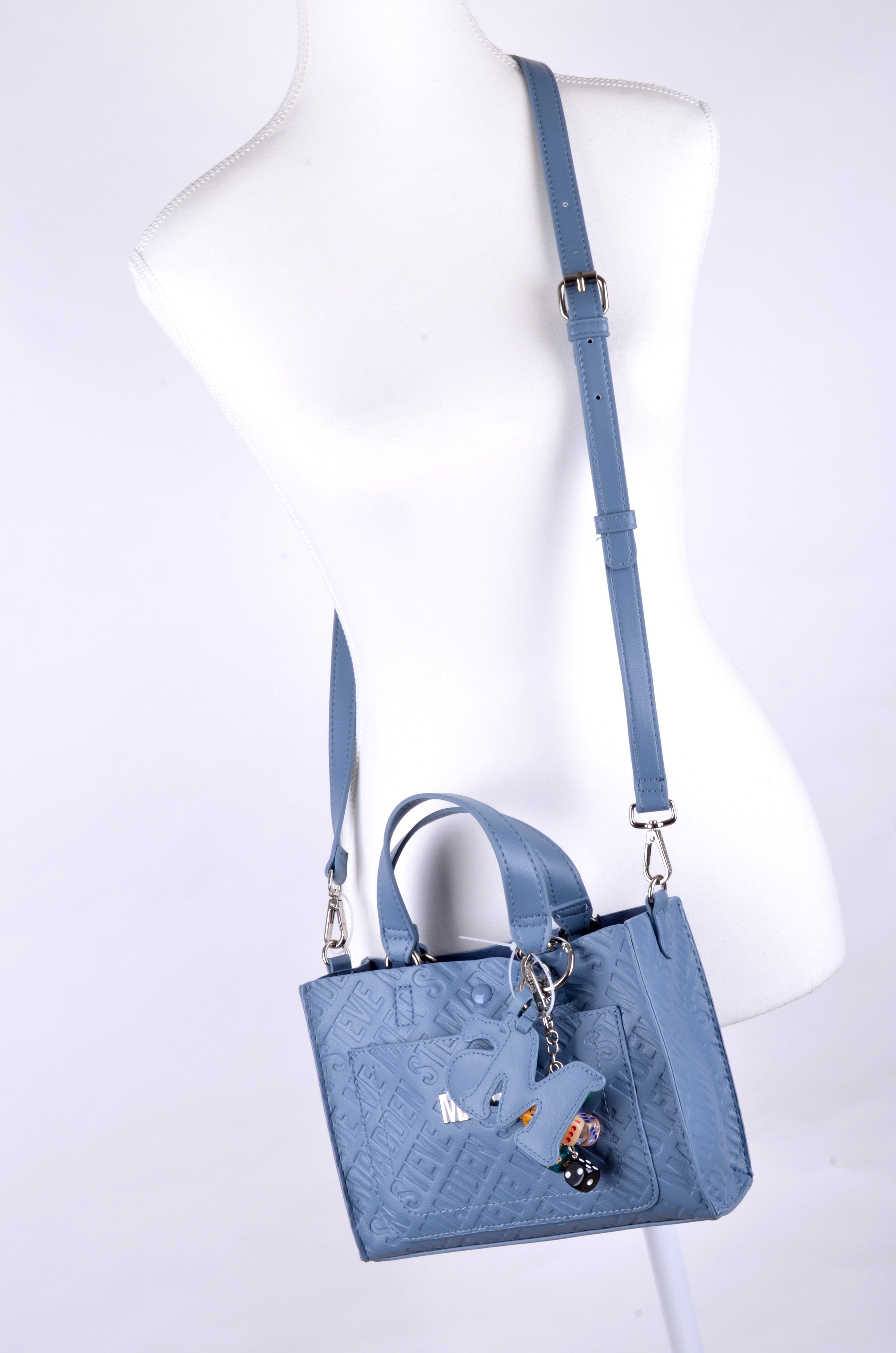 Satchel Steve Madden Azul Monograma con Charms