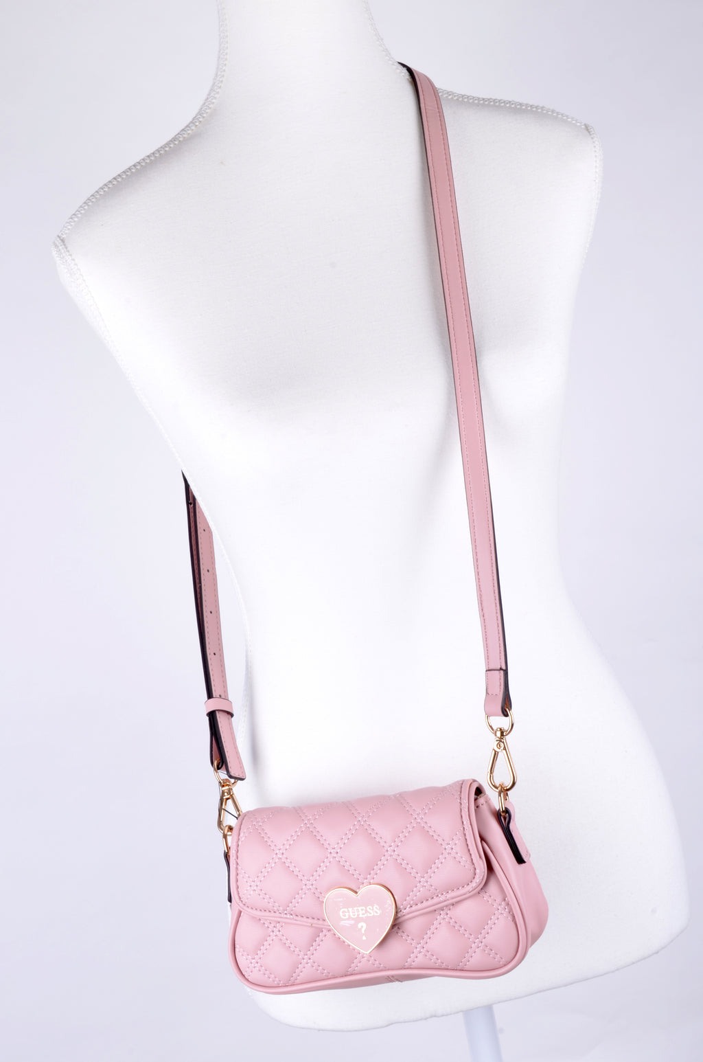 Crossbody Guess Rosa Acolchada con Broche Corazón