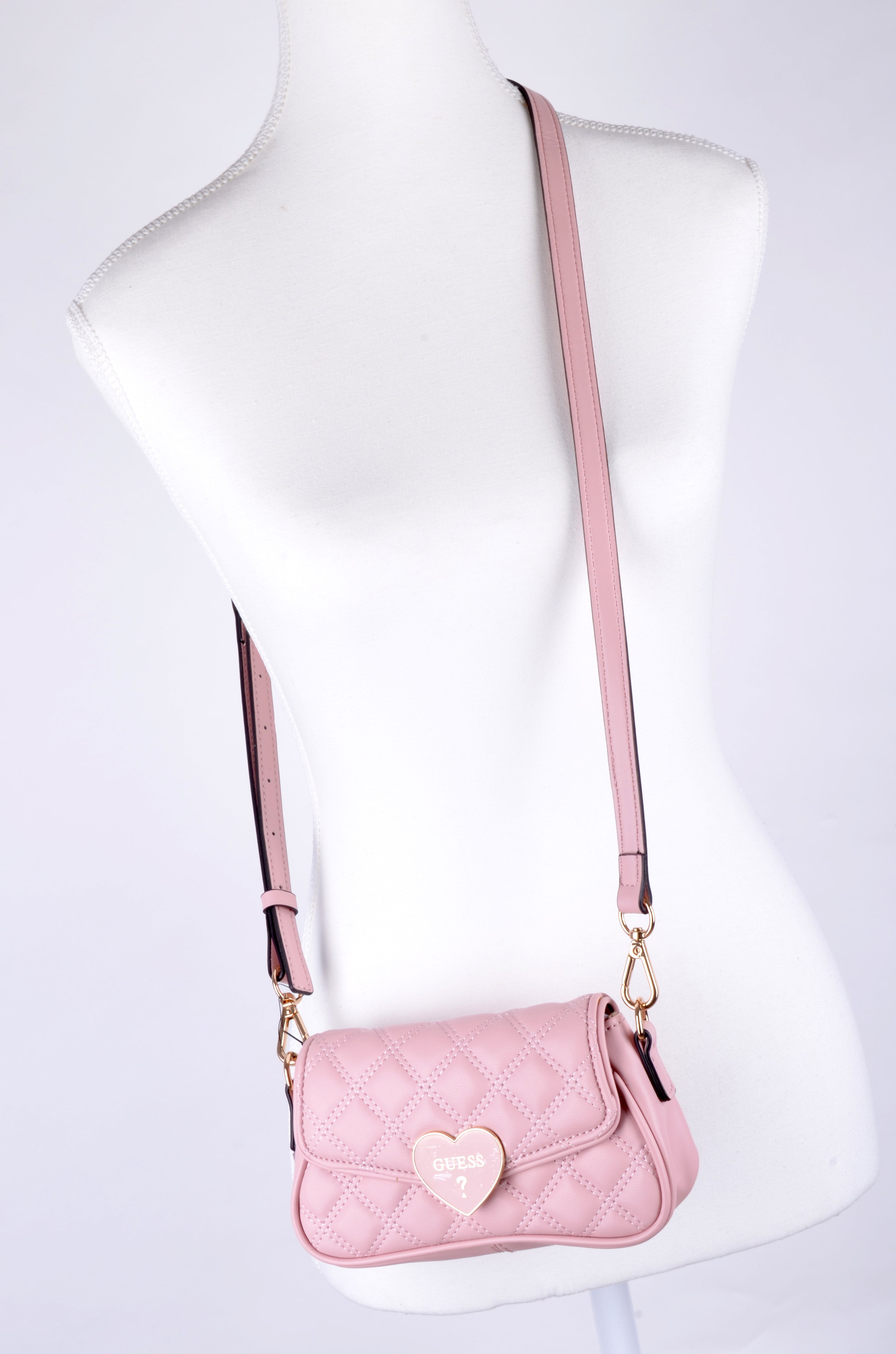 Crossbody Guess Rosa Acolchada con Broche Corazón