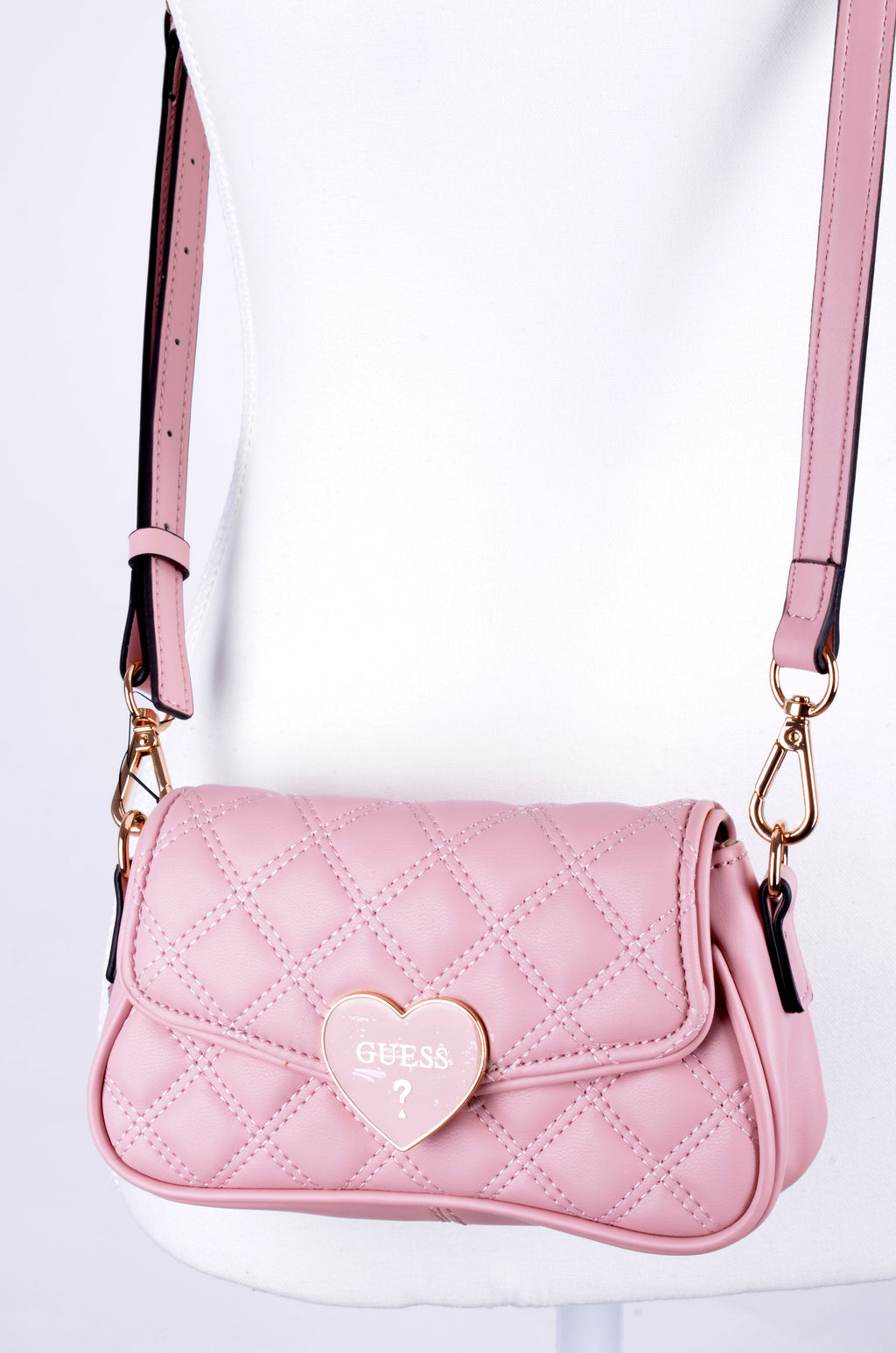 Crossbody Guess Rosa Acolchada con Broche Corazón