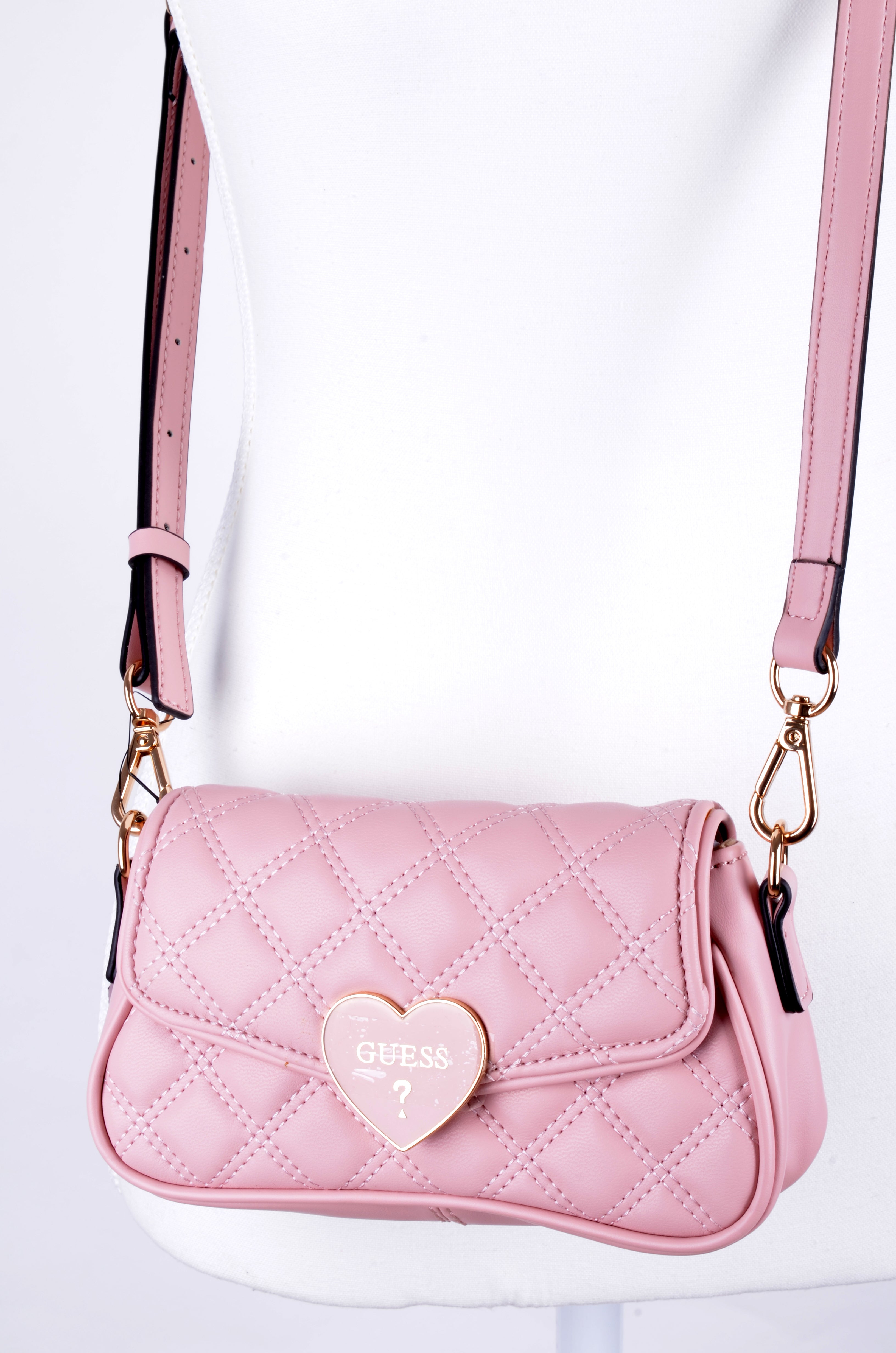 Crossbody Guess Rosa Acolchada con Broche Corazón