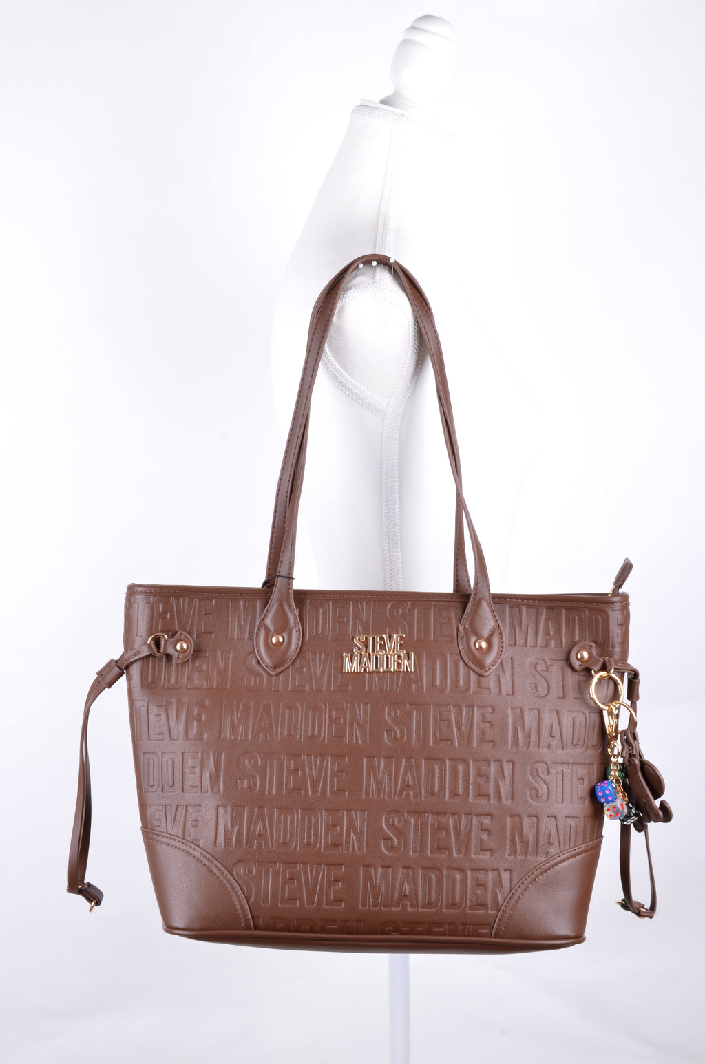 Tote Steve Madden Café Monograma con Charm