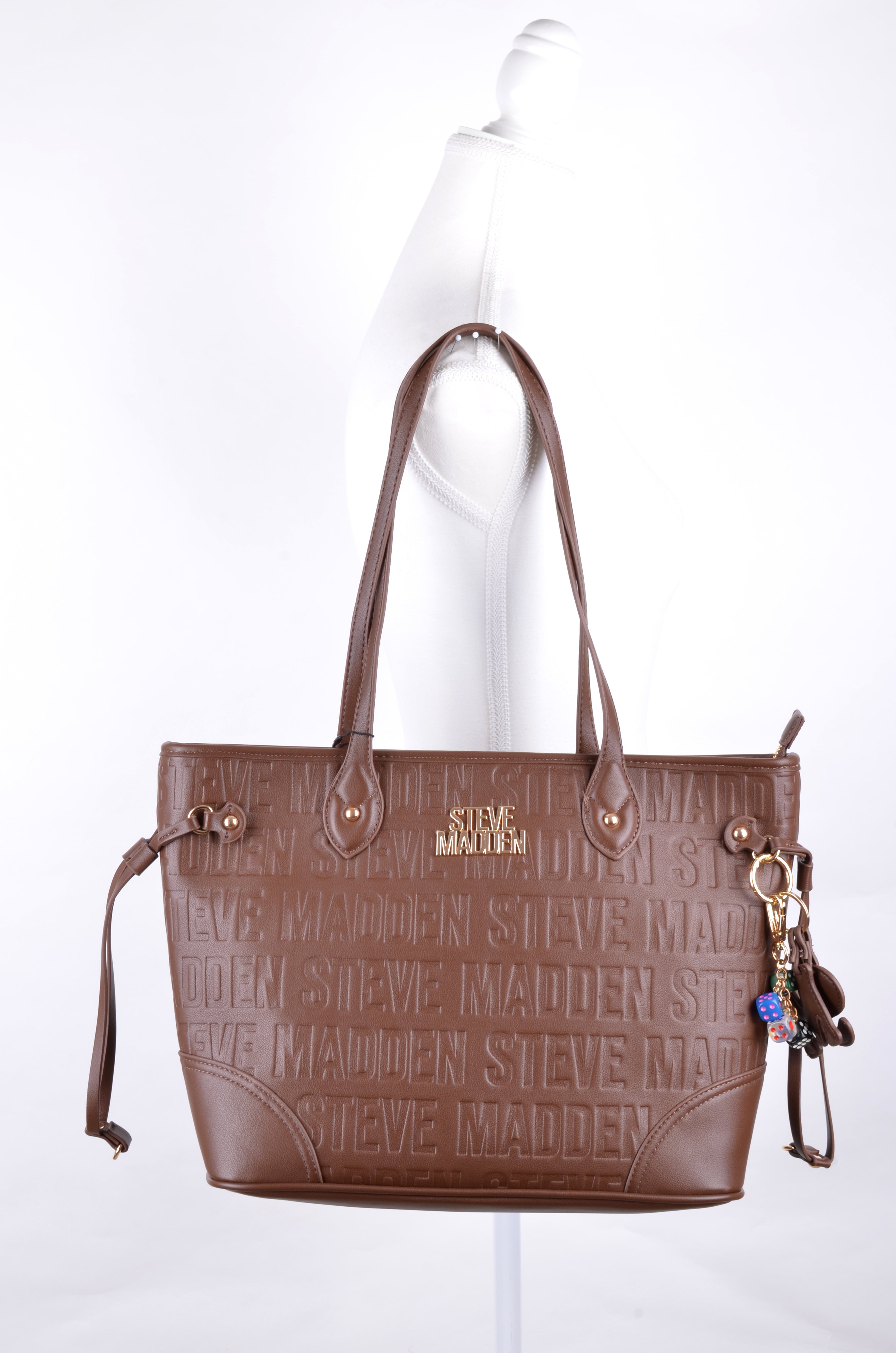 Tote Steve Madden Café Monograma con Charm