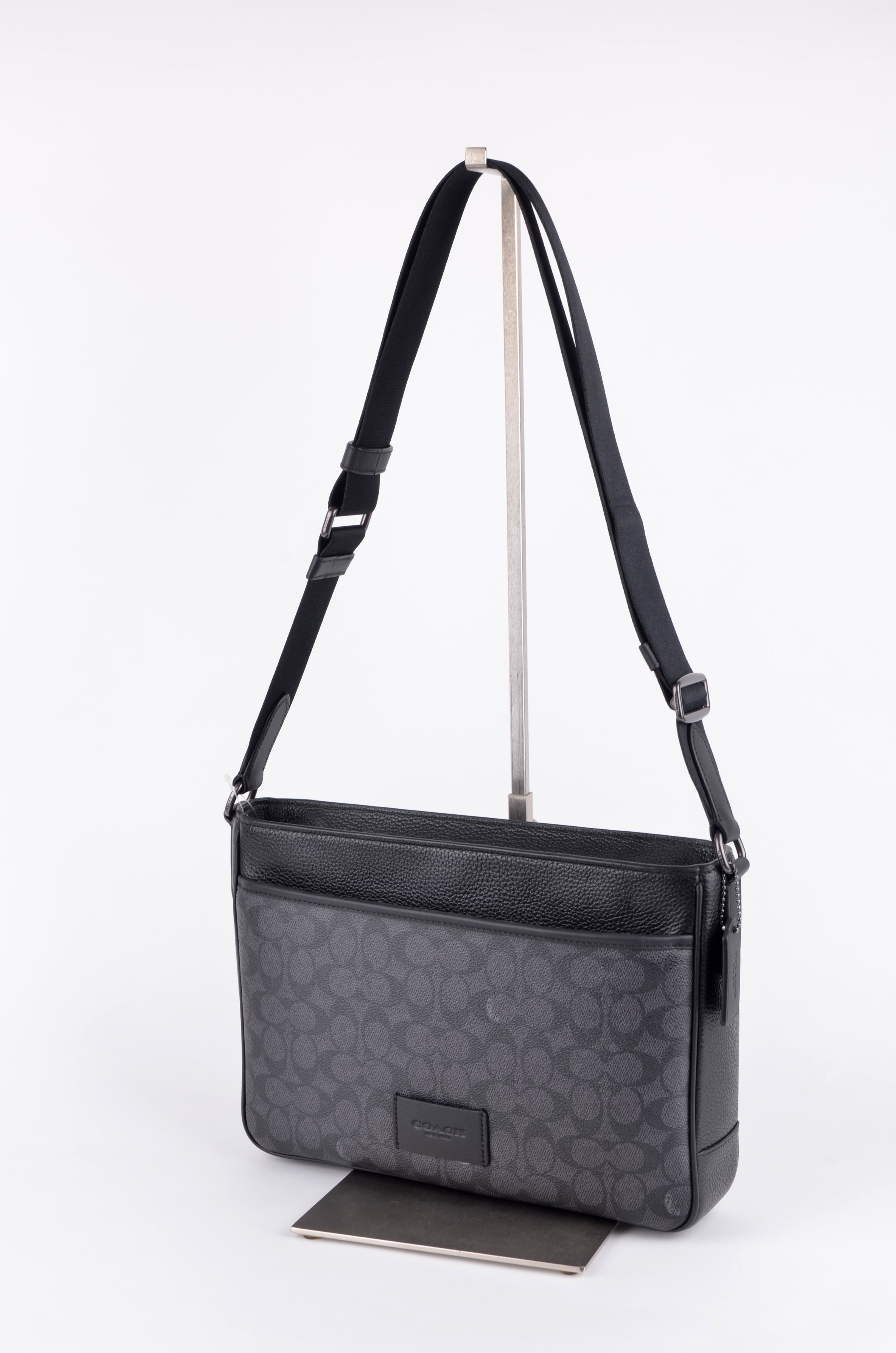 Bolsa Crossbody Coach para Hombre – Monograma Signature Carbón y Negro