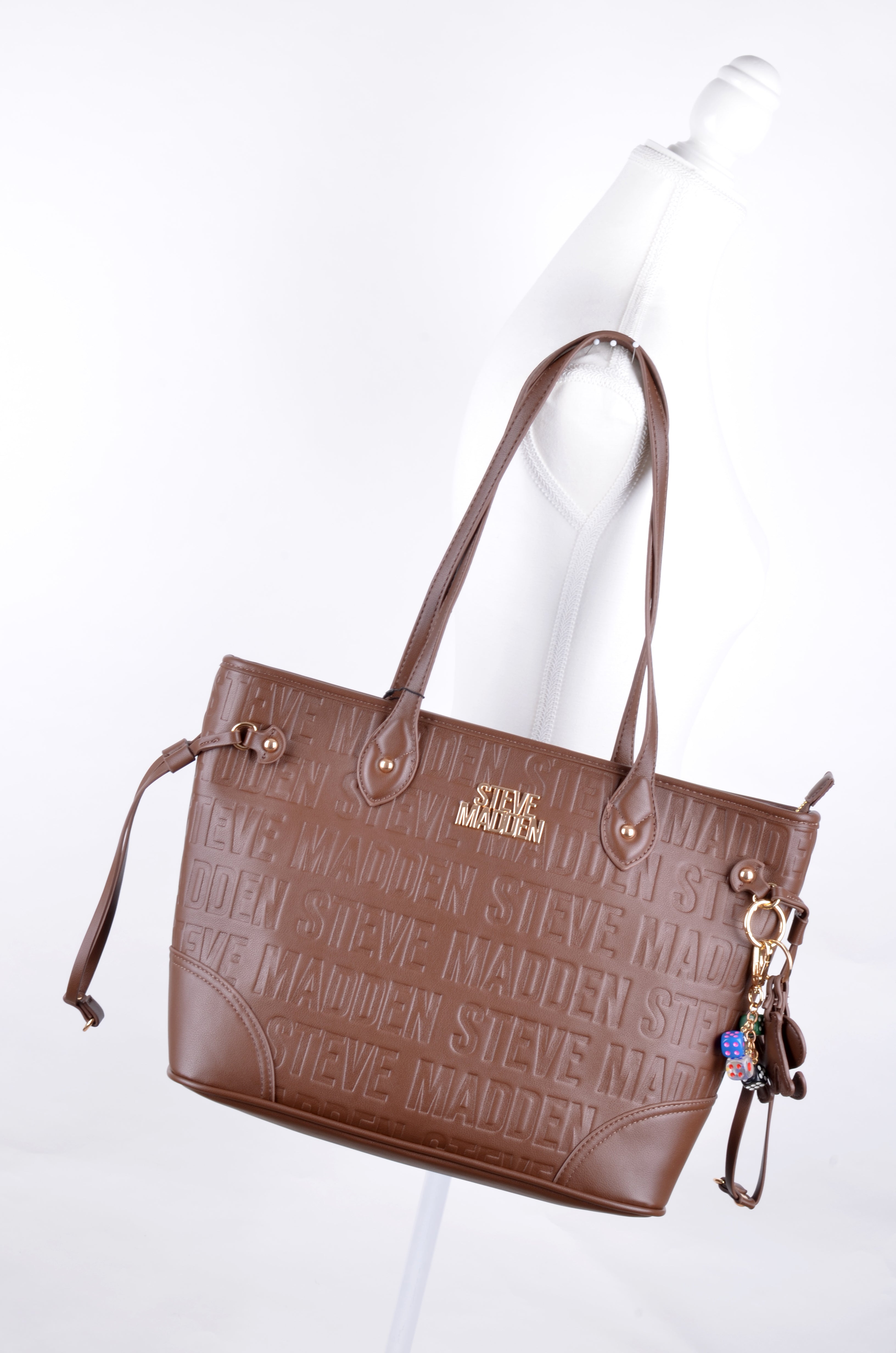Tote Steve Madden Café Monograma con Charm