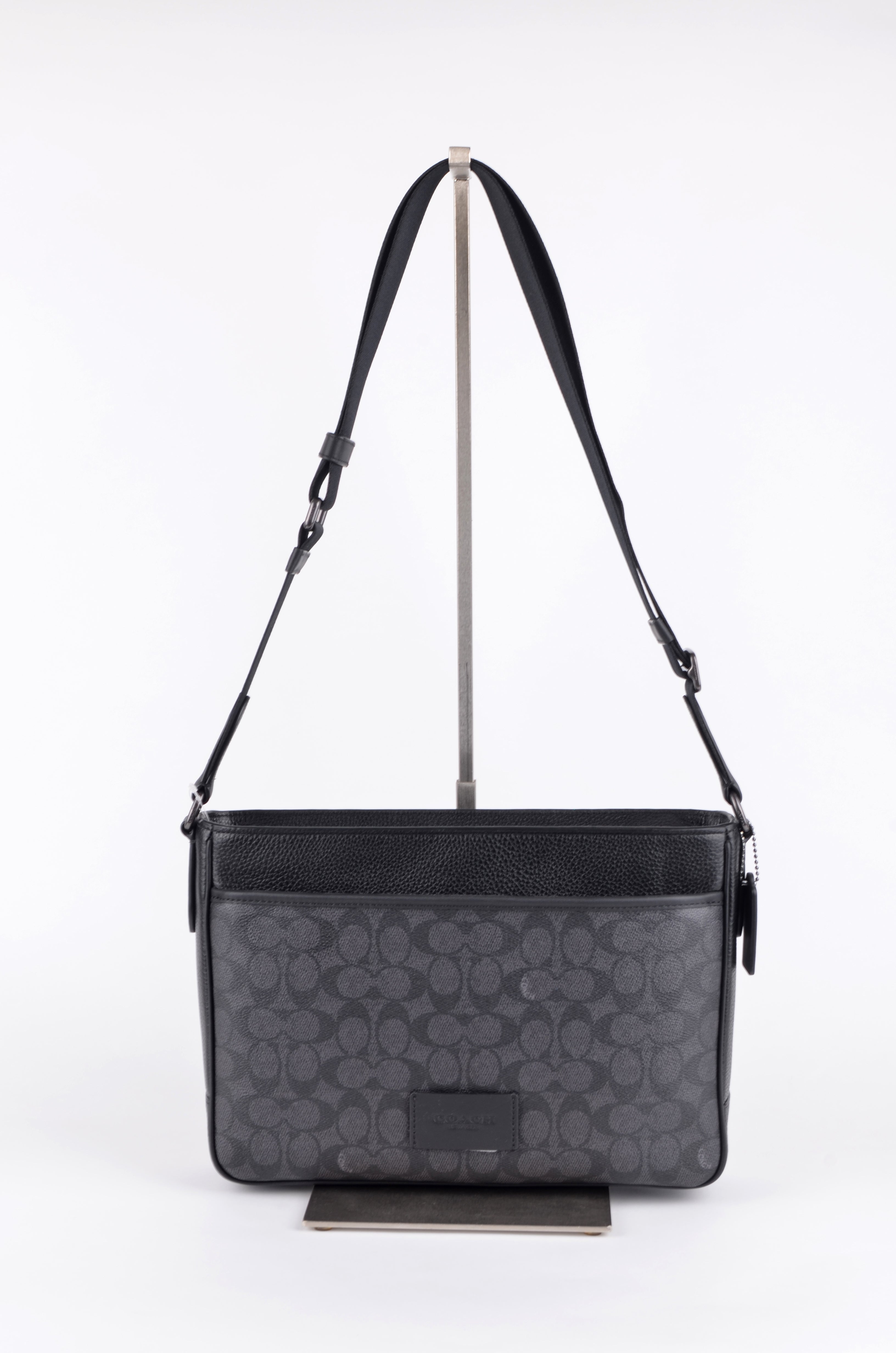 Bolsa Crossbody Coach para Hombre – Monograma Signature Carbón y Negro