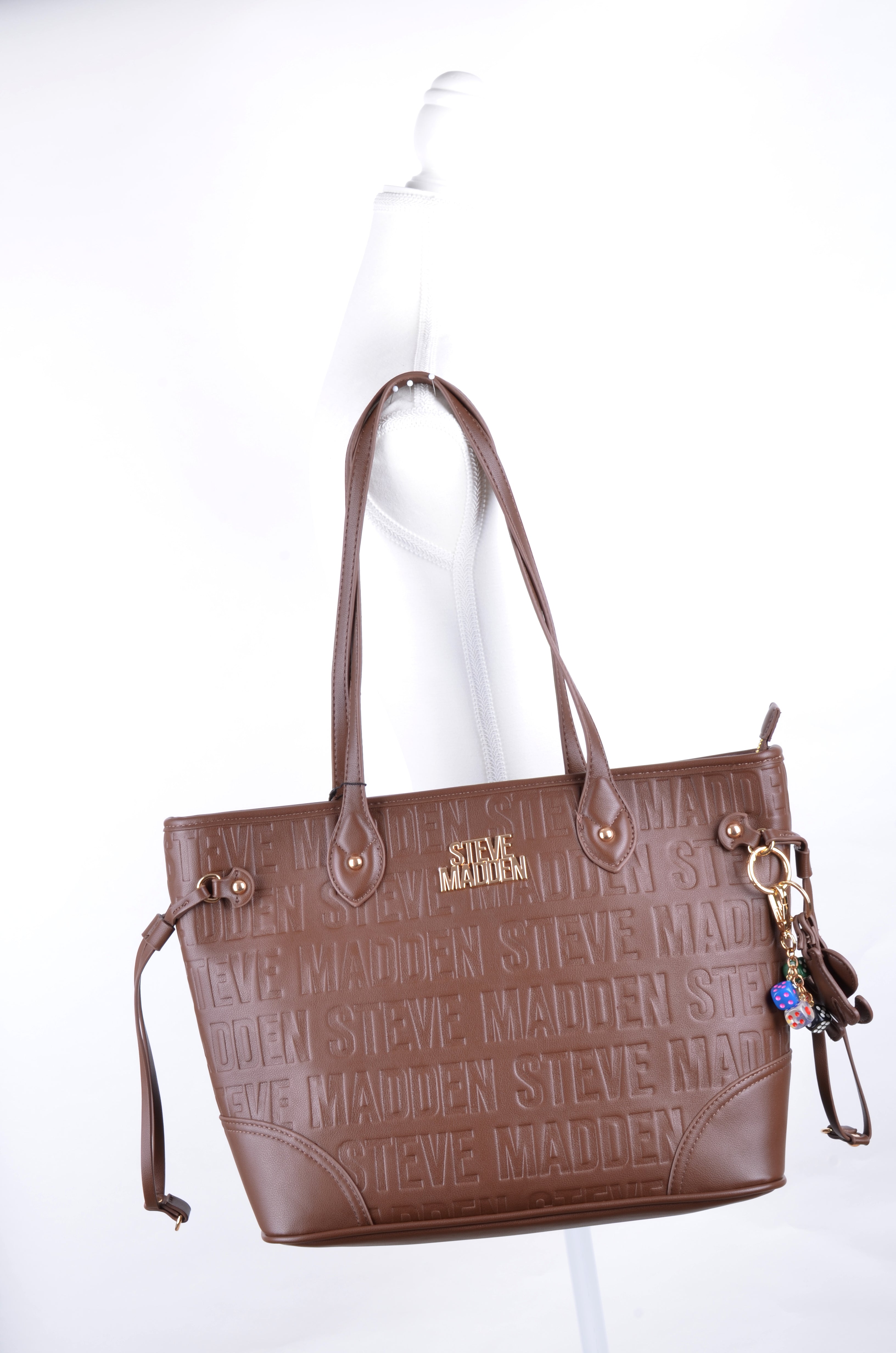 Tote Steve Madden Café Monograma con Charm