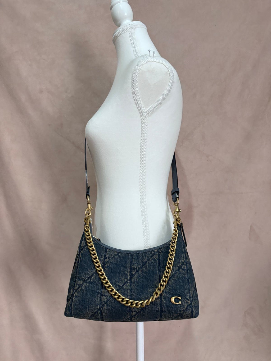 Bolsa de Hombro Coach en Mezclilla Acolchada – Estilo Cary / Baguette