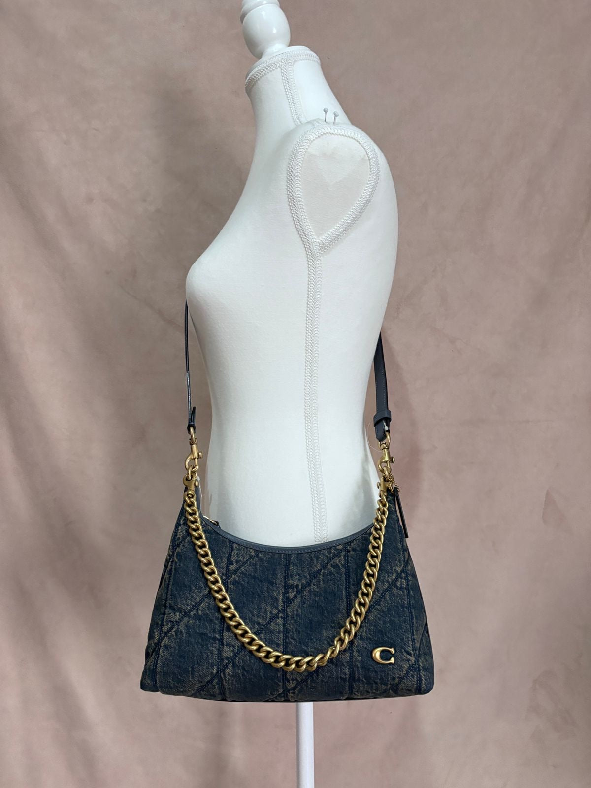 Bolsa de Hombro Coach en Mezclilla Acolchada – Estilo Cary / Baguette