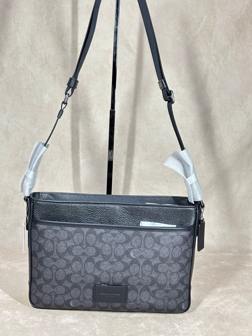 Bolsa Crossbody Coach para Hombre – Monograma Signature Carbón y Negro