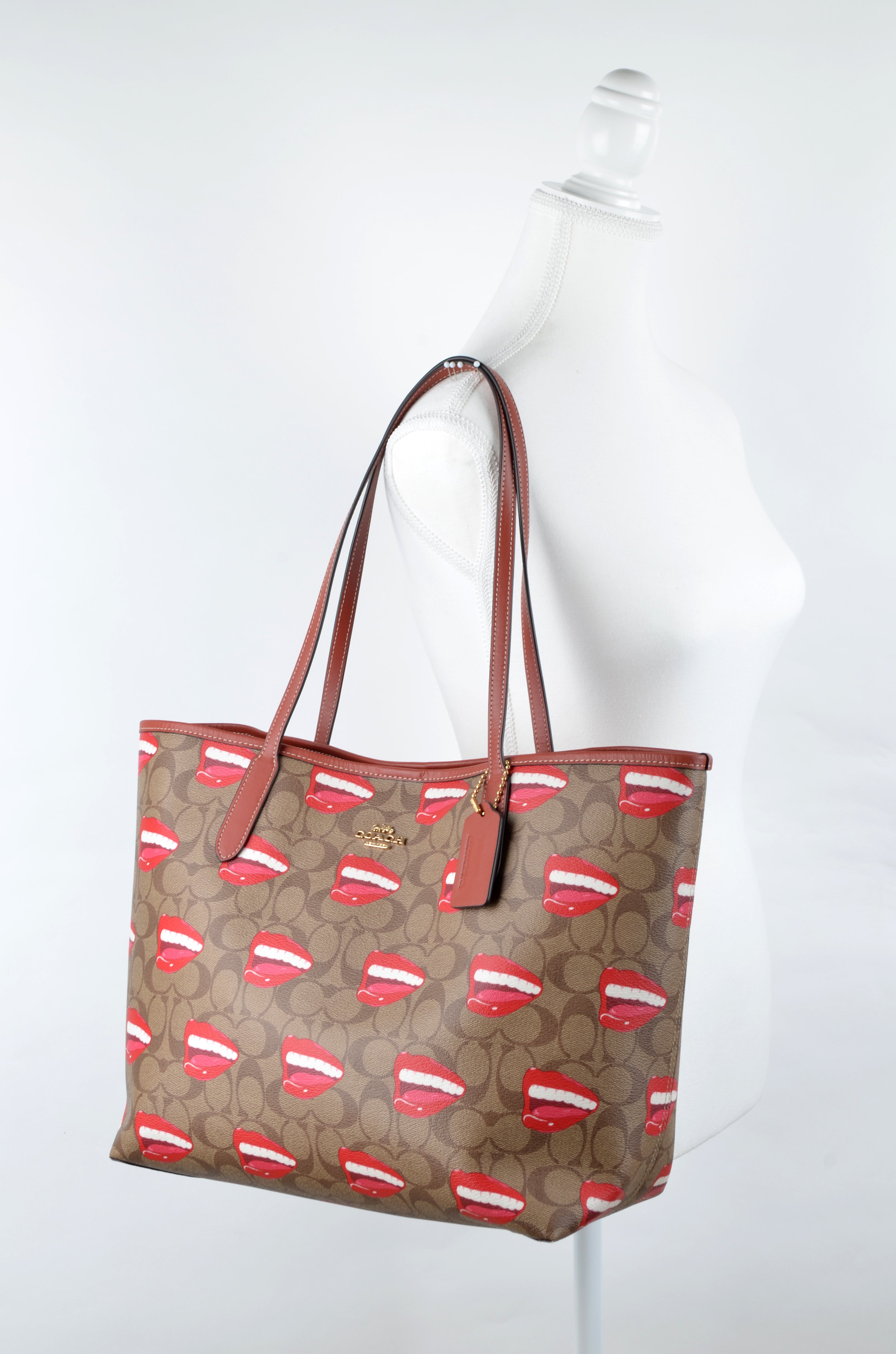 Bolsa Coach Tote Signature con Estampado de Labios