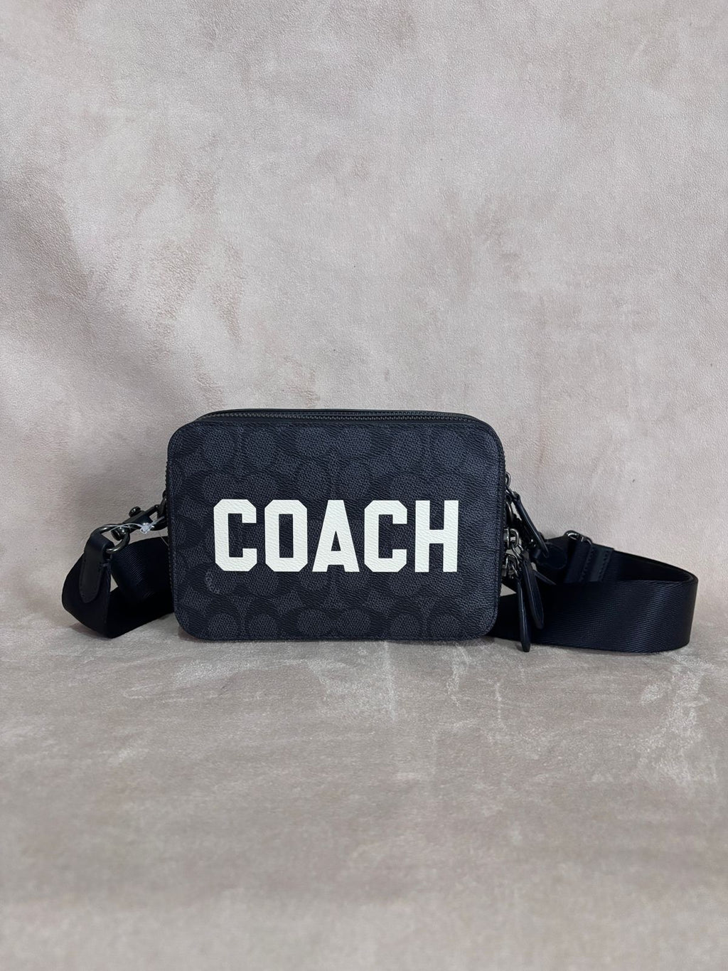 Bolsa Crossbody Coach – Monograma Signature con Logotipo Varsity