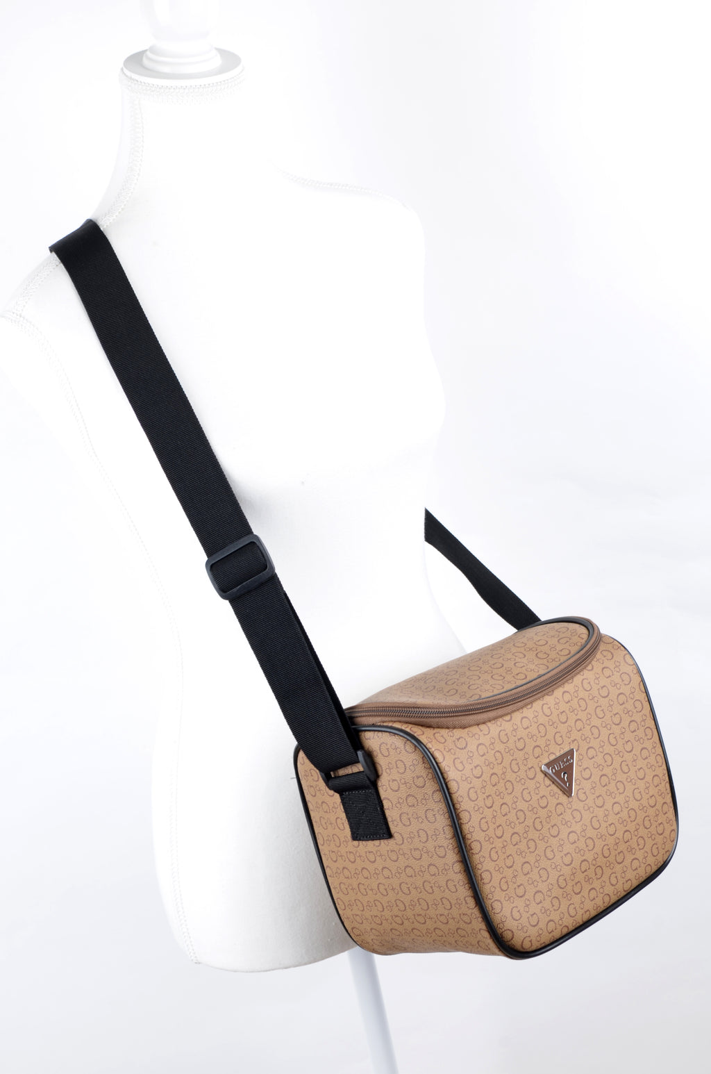 Lonchera Guess Café Monograma con Correa Ancha
