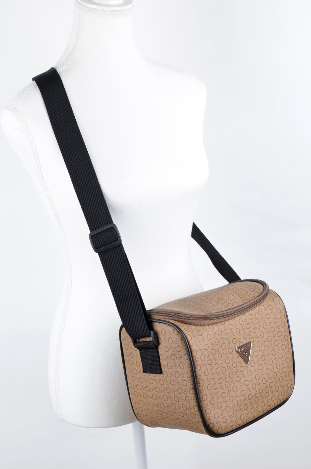 Lonchera Guess Café Monograma con Correa Ancha