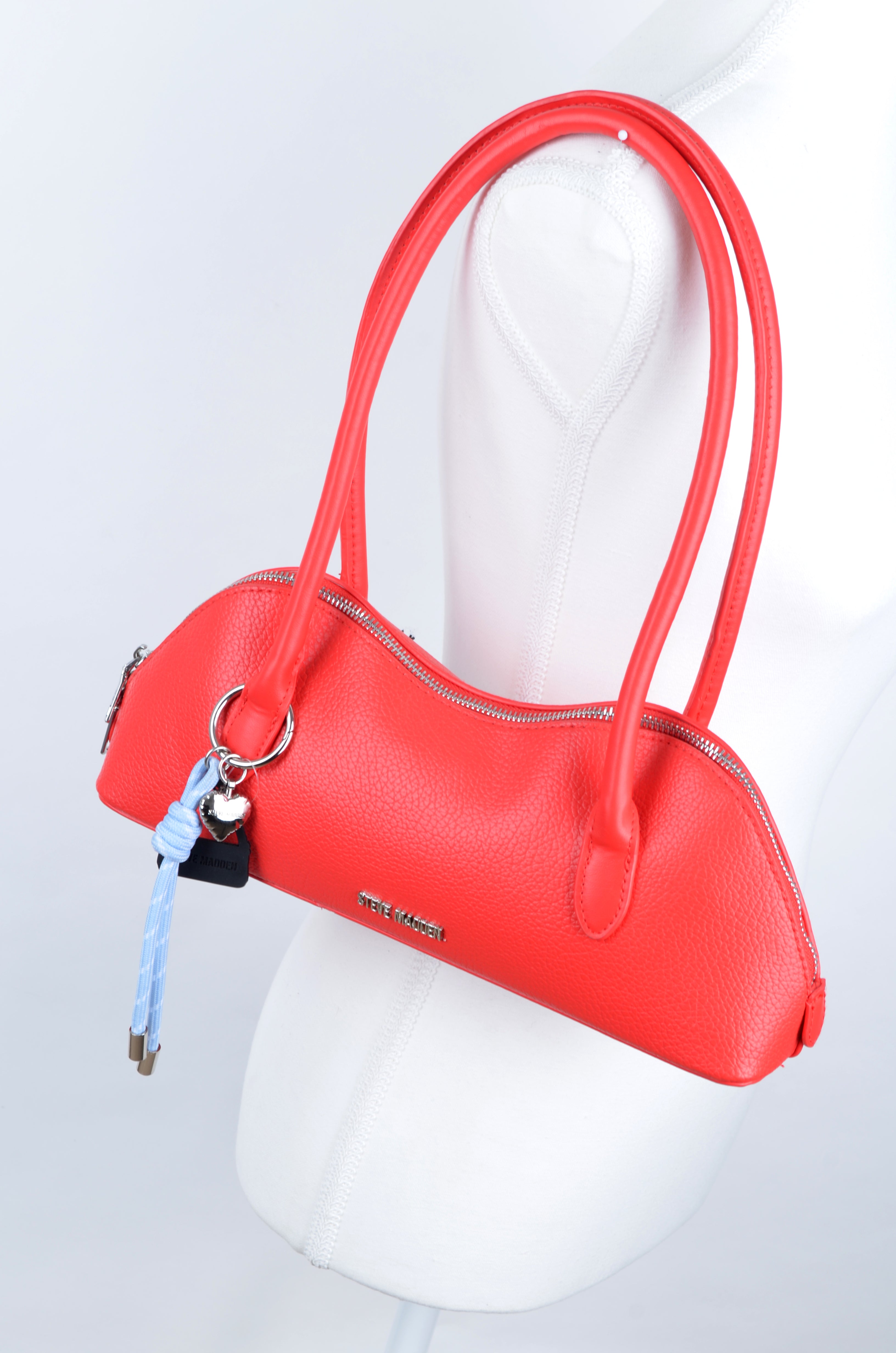 Bolsa Steve Madden de Hombro Roja Alargada con Charms