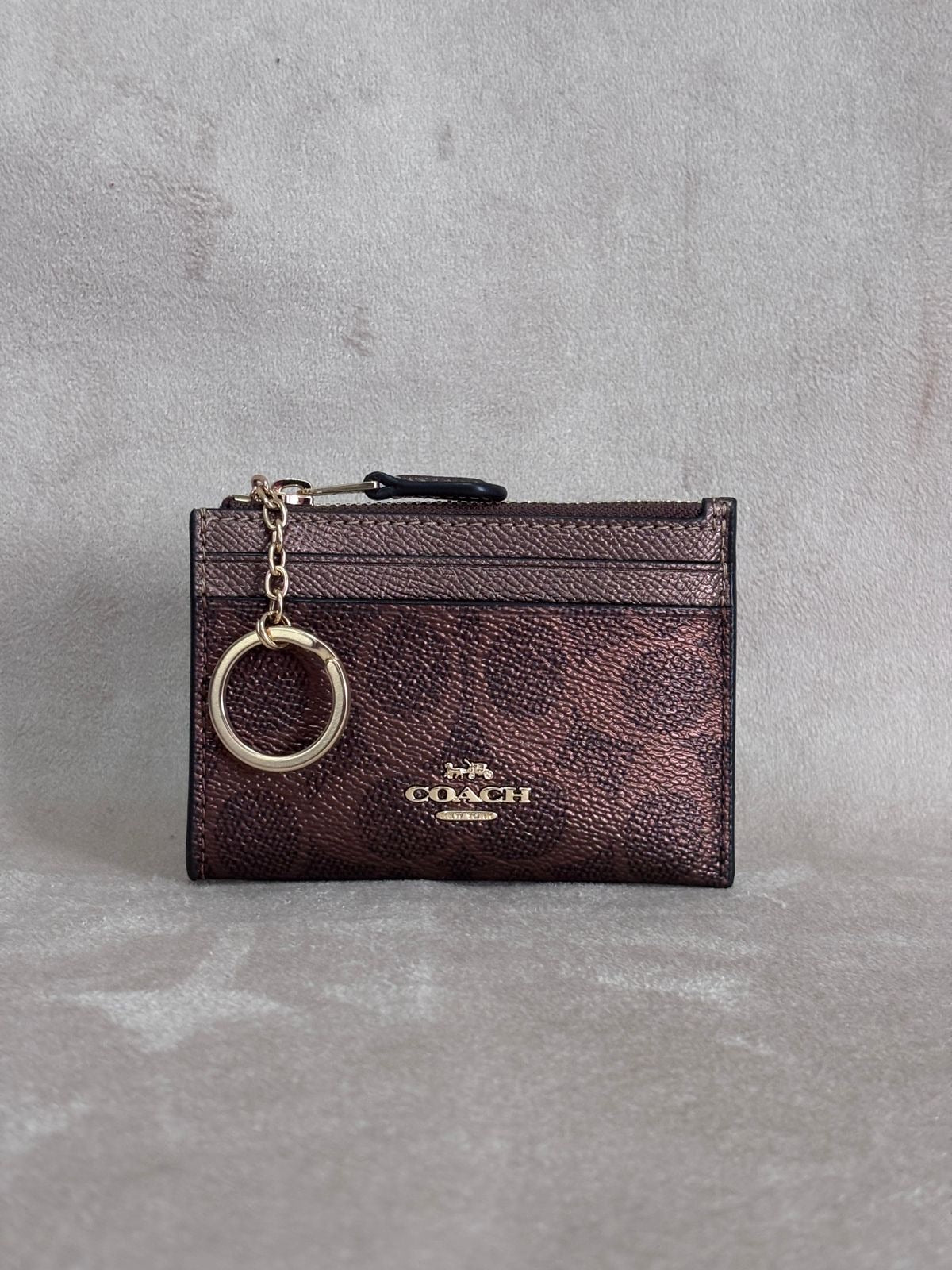Tarjetero / Monedero Coach Mini Skinny ID Case – Acabado Bronce Metalizado