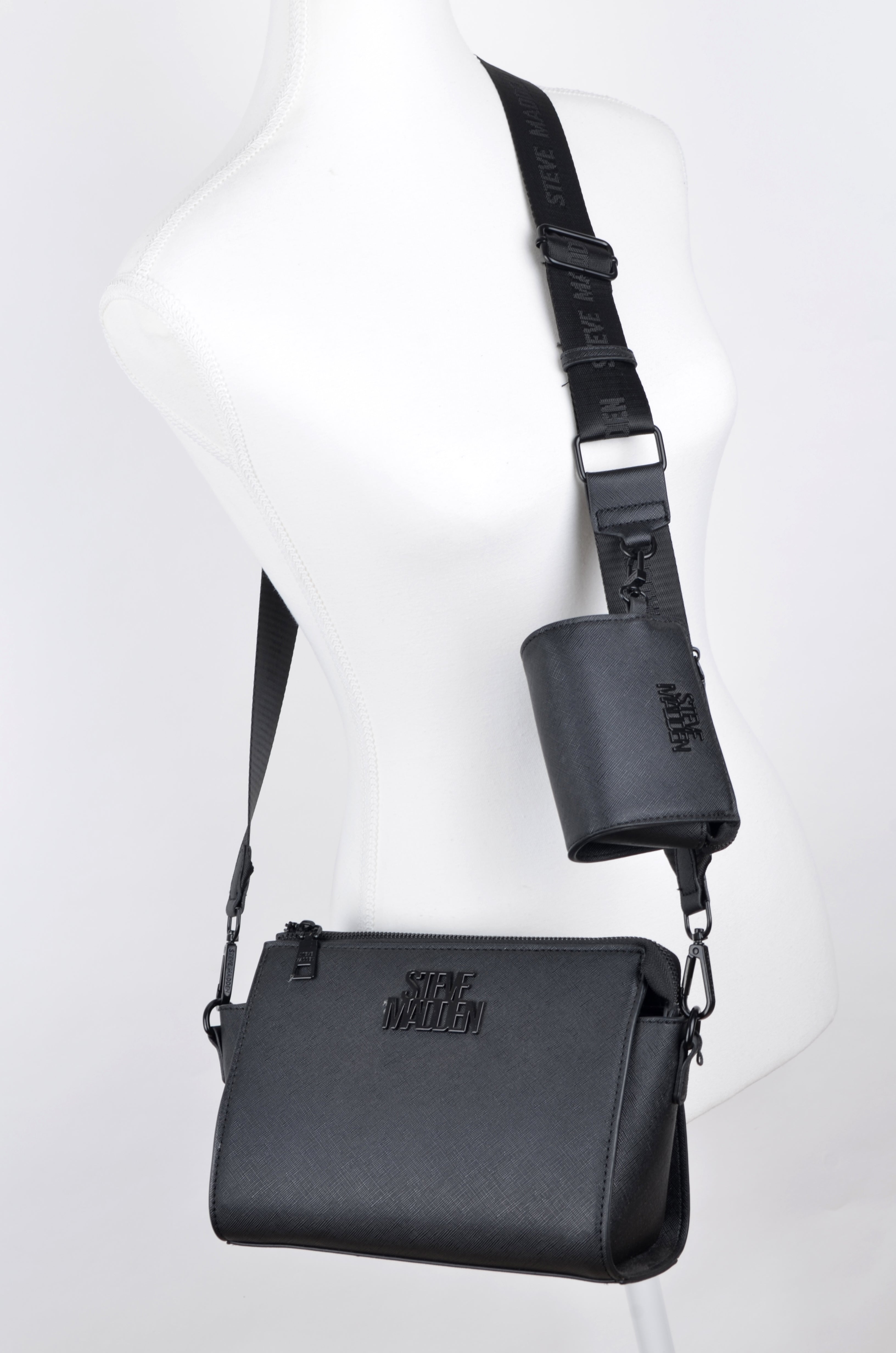 Crossbody Steve Madden Negra con Correa Ancha y Pouch
