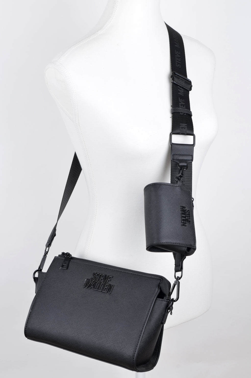 Crossbody Steve Madden Negra con Correa Ancha y Pouch