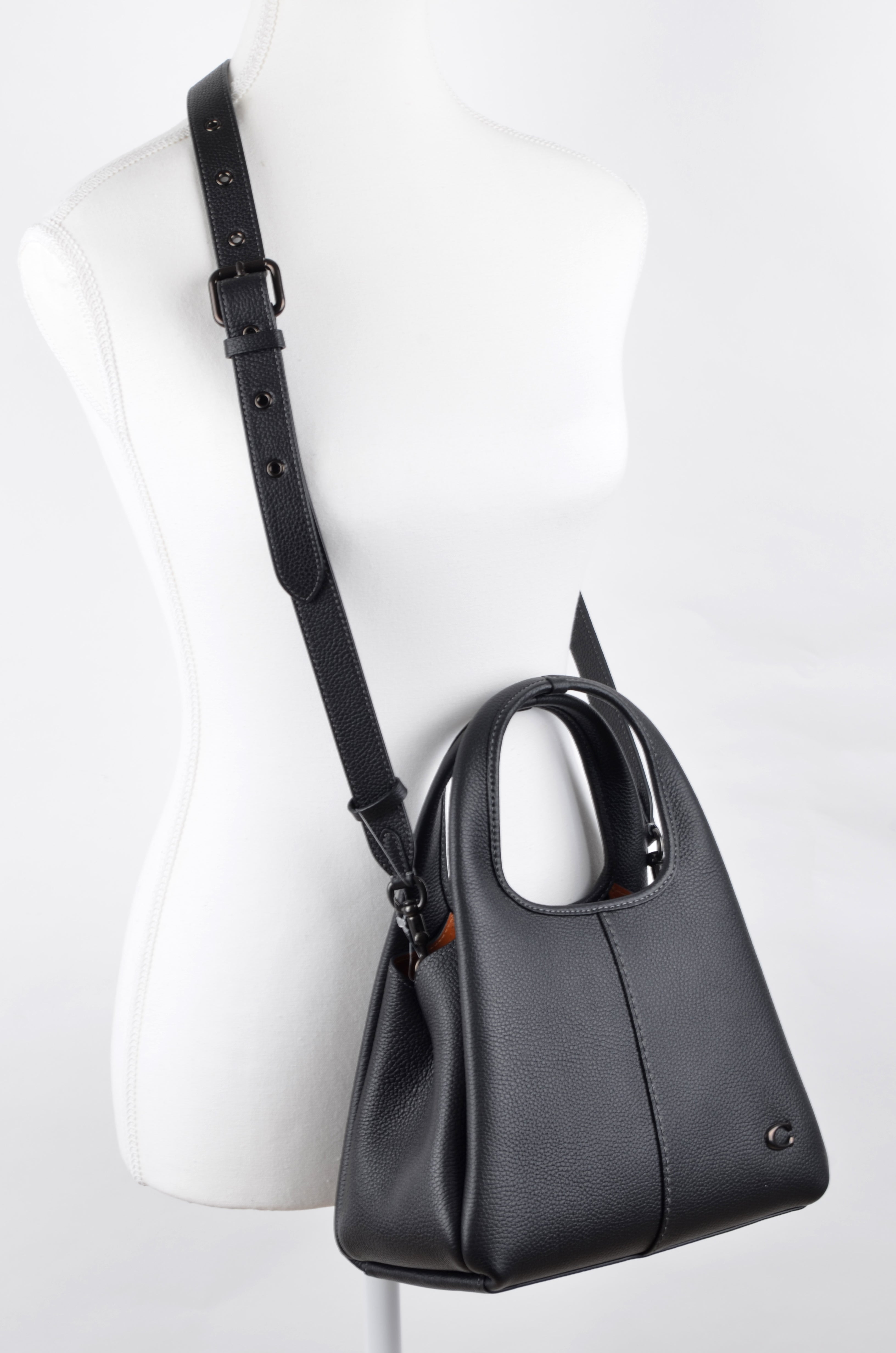 Bolsa Coach de LANA Negra con Asa Troquelada