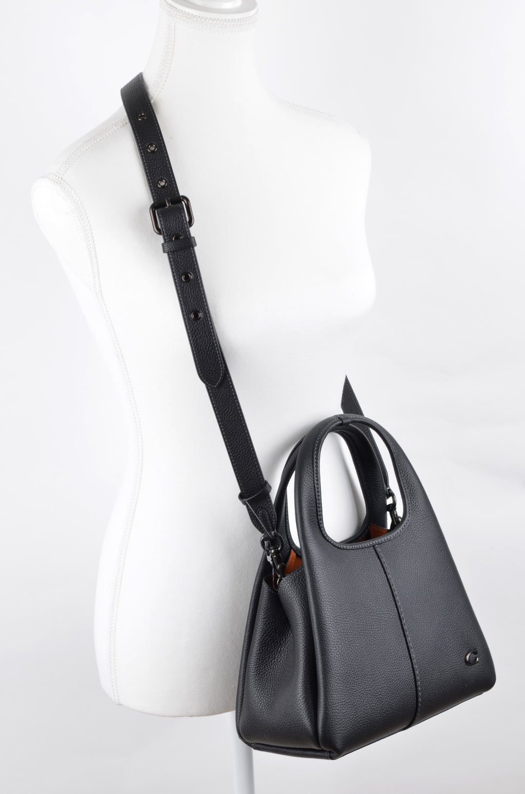 Bolsa Coach de LANA Negra con Asa Troquelada