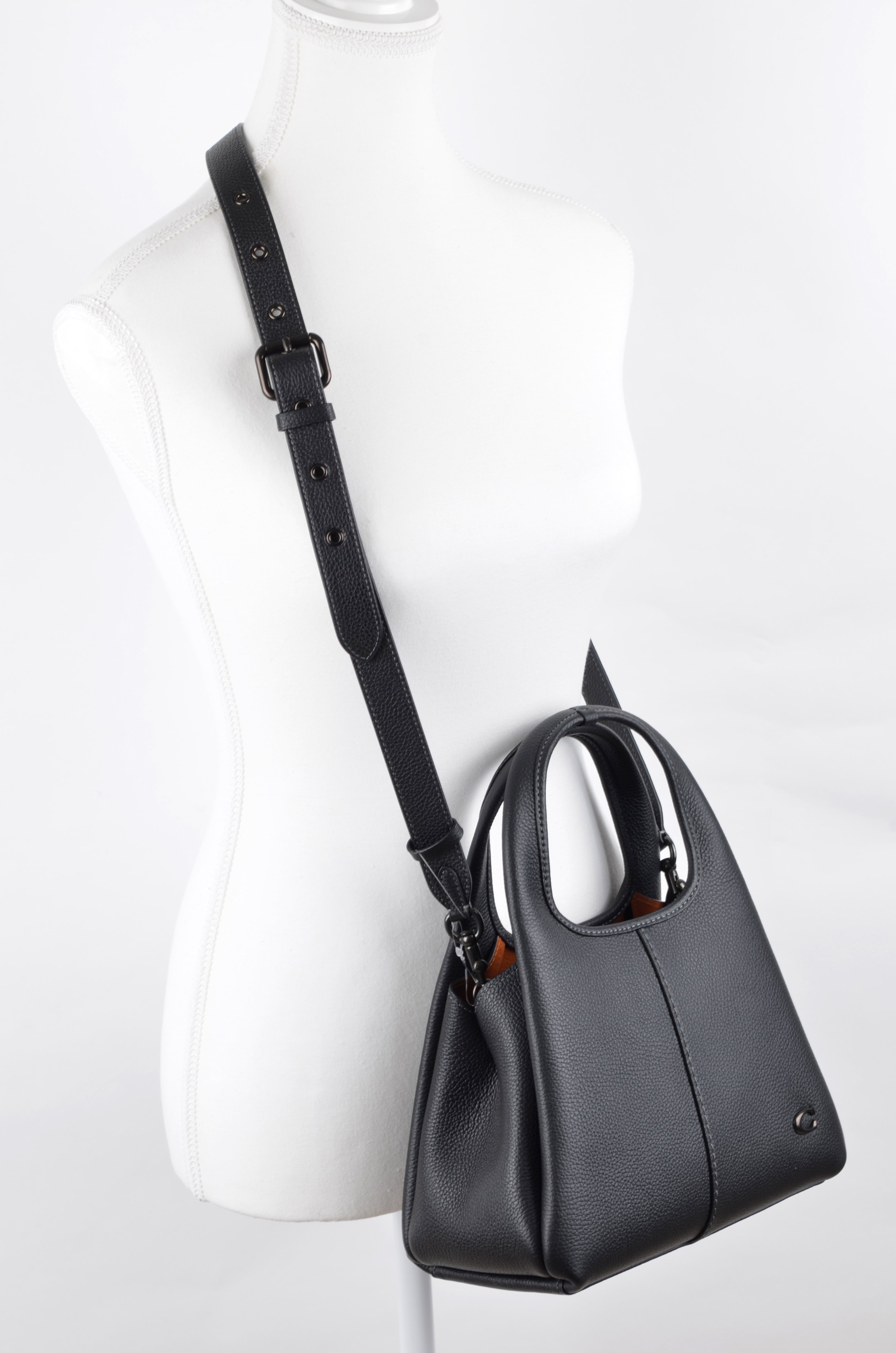 Bolsa Coach de LANA Negra con Asa Troquelada