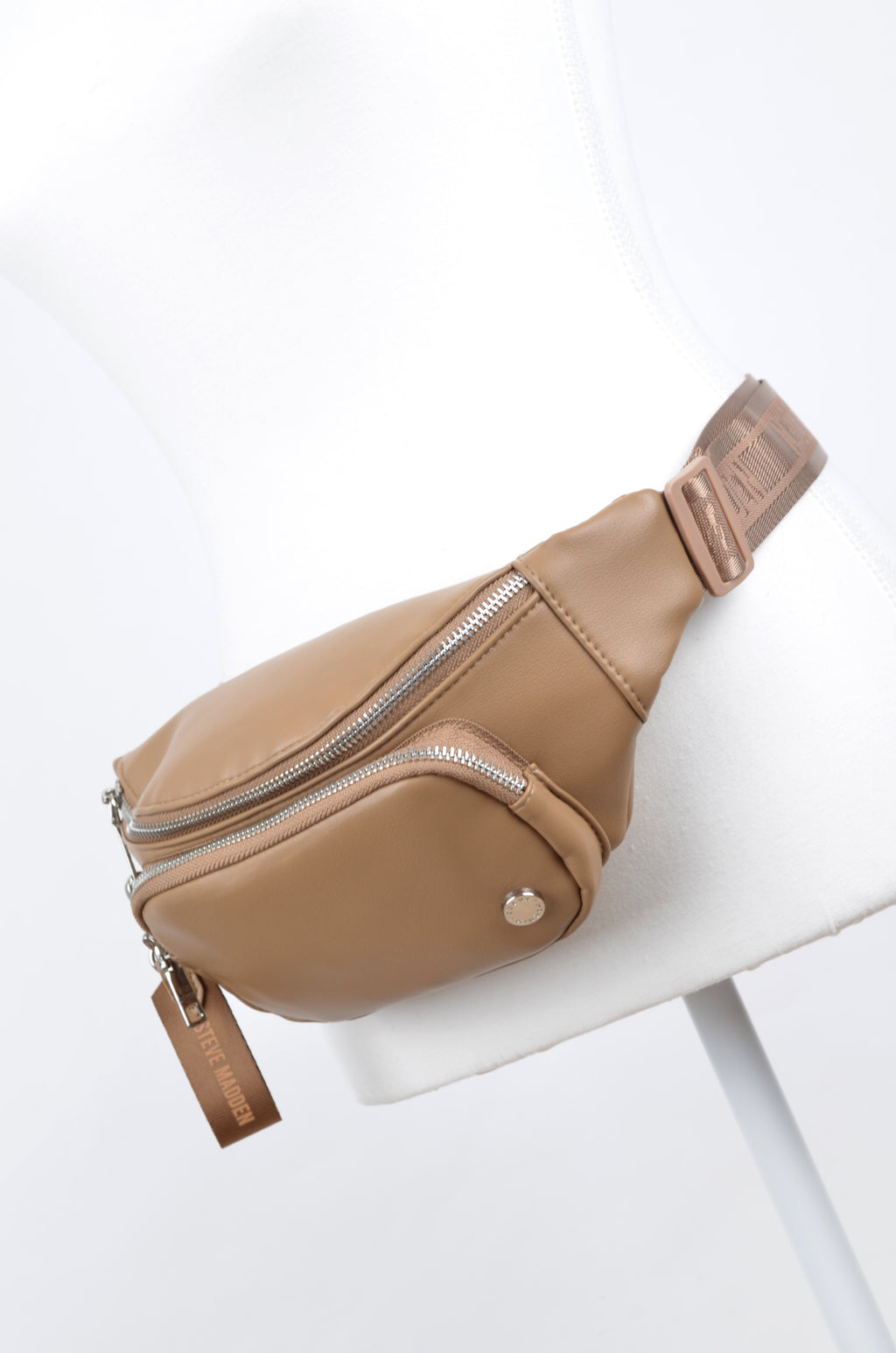 Cangurera Steve Madden Camel de Doble Compartimento