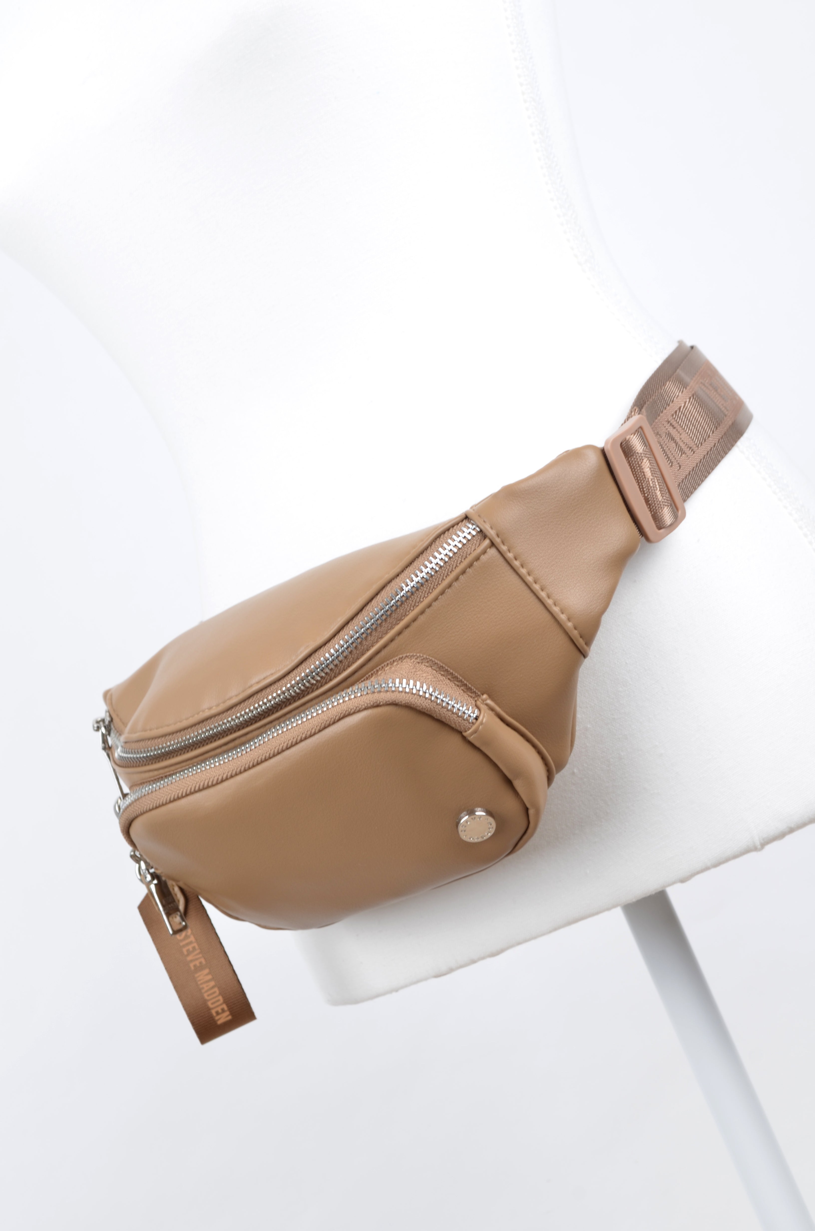 Cangurera Steve Madden Camel de Doble Compartimento
