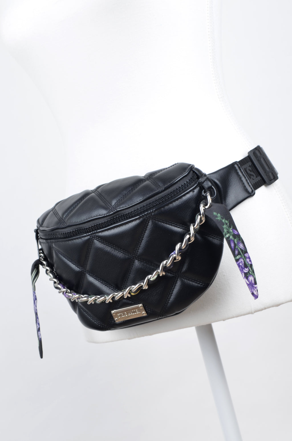 Cangurera Steve Madden Negra Acolchada con Cadena