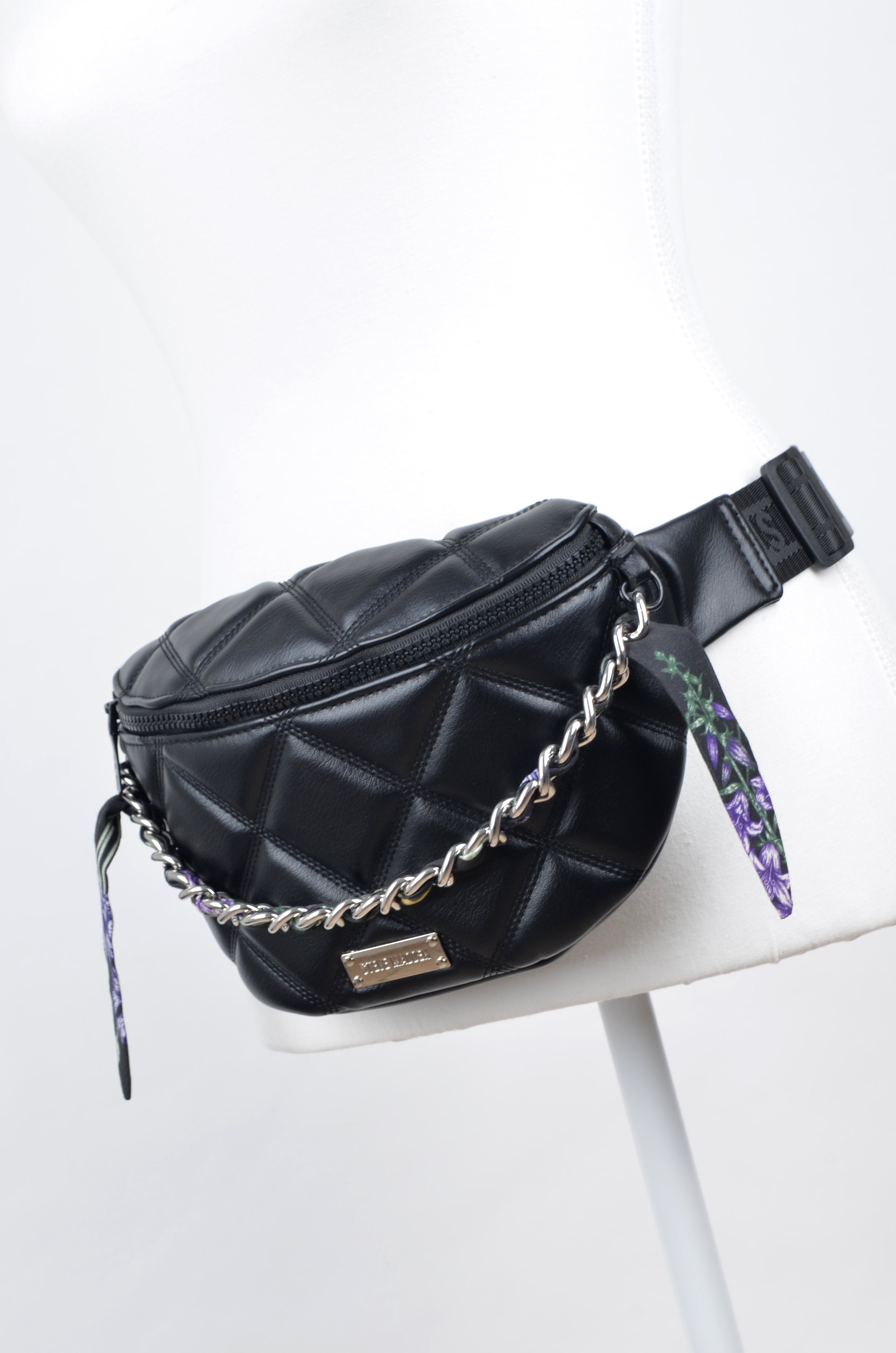 Cangurera Steve Madden Negra Acolchada con Cadena