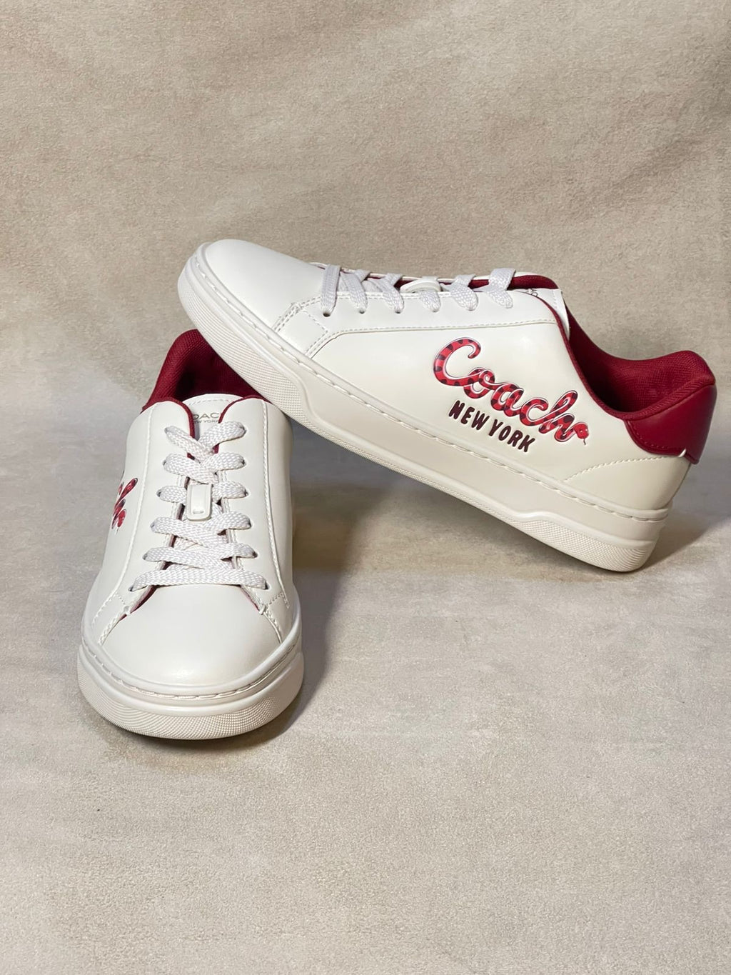 Tenis Casuales Coach – Estilo Urbano con Logotipo Script en Guinda