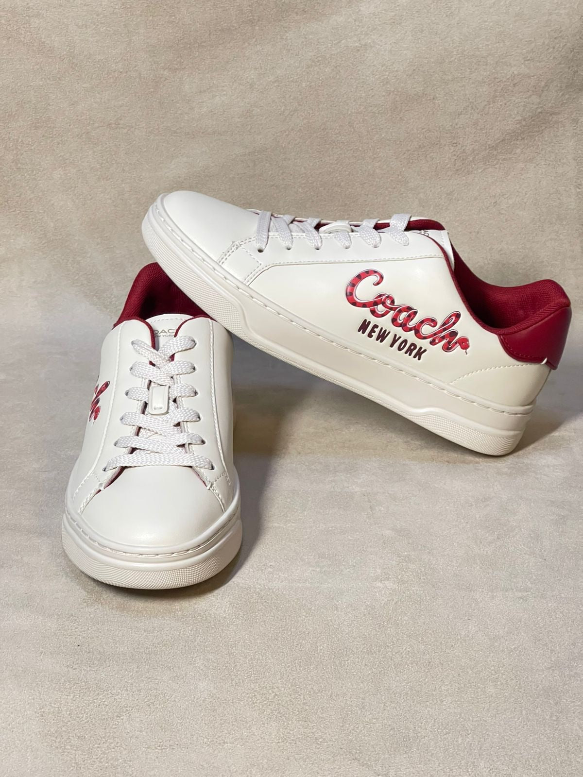 Tenis Casuales Coach – Estilo Urbano con Logotipo Script en Guinda