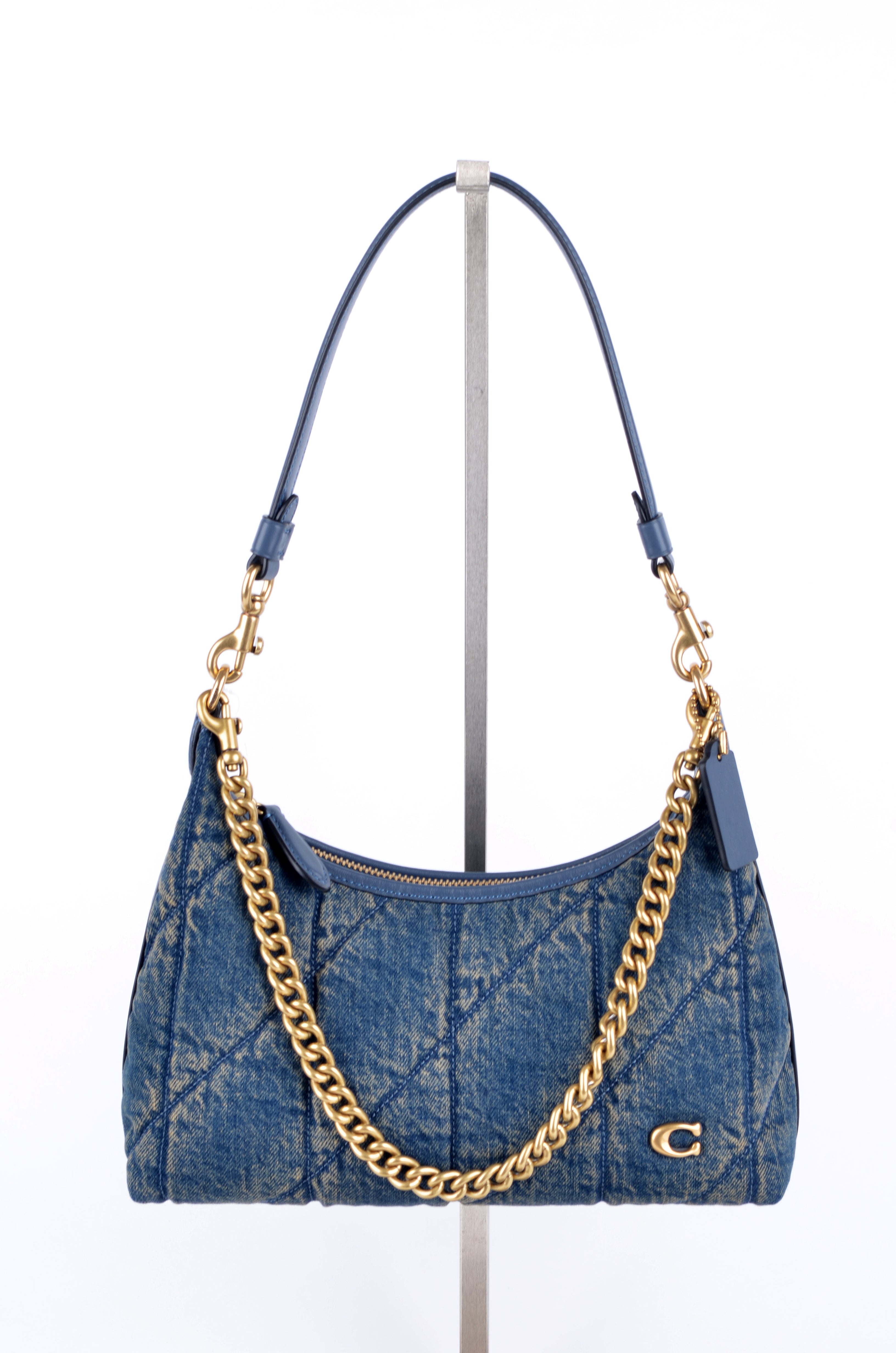 Bolsa de Hombro Coach en Mezclilla Acolchada – Estilo Cary / Baguette