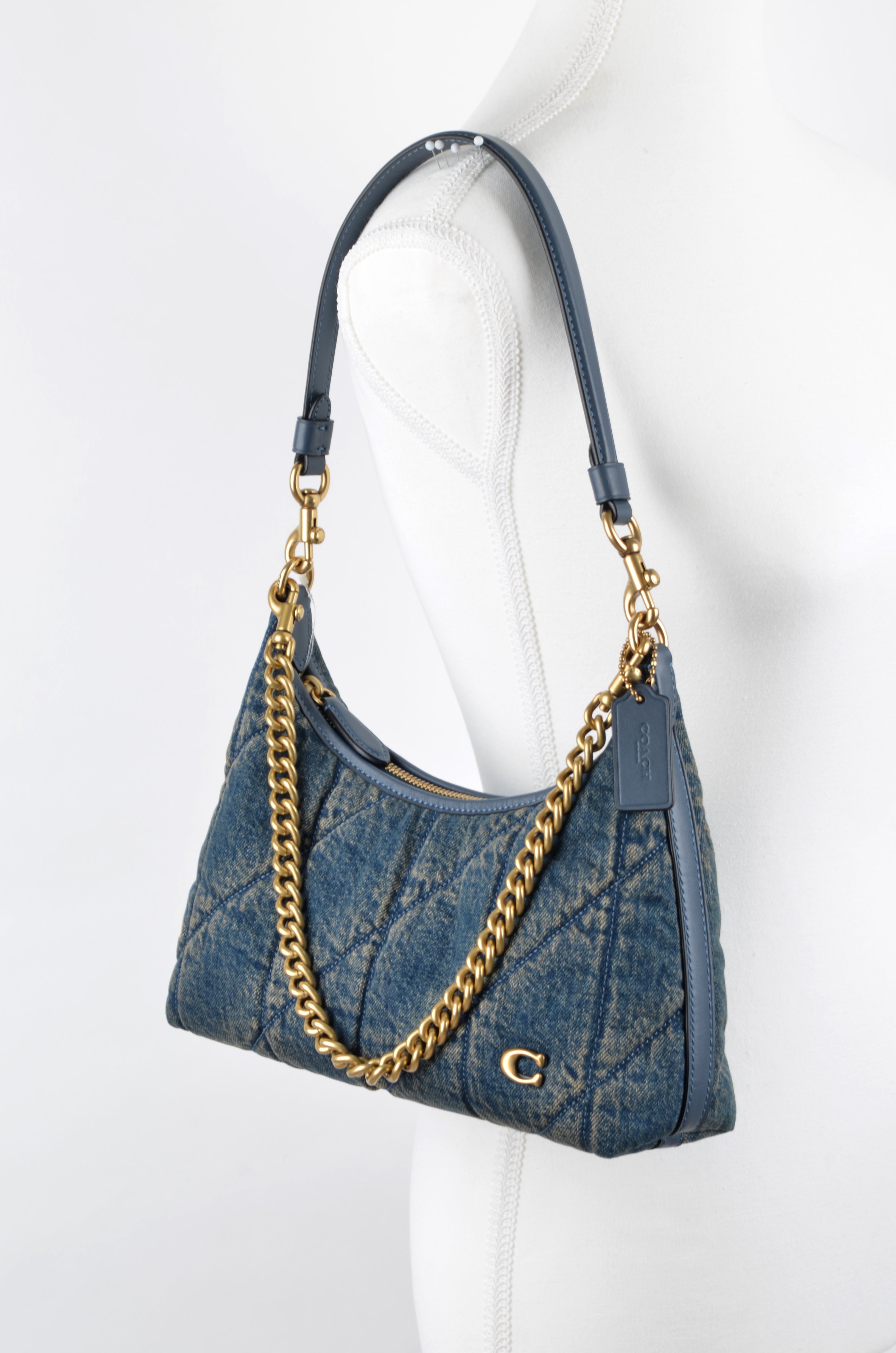 Bolsa de Hombro Coach en Mezclilla Acolchada – Estilo Cary / Baguette