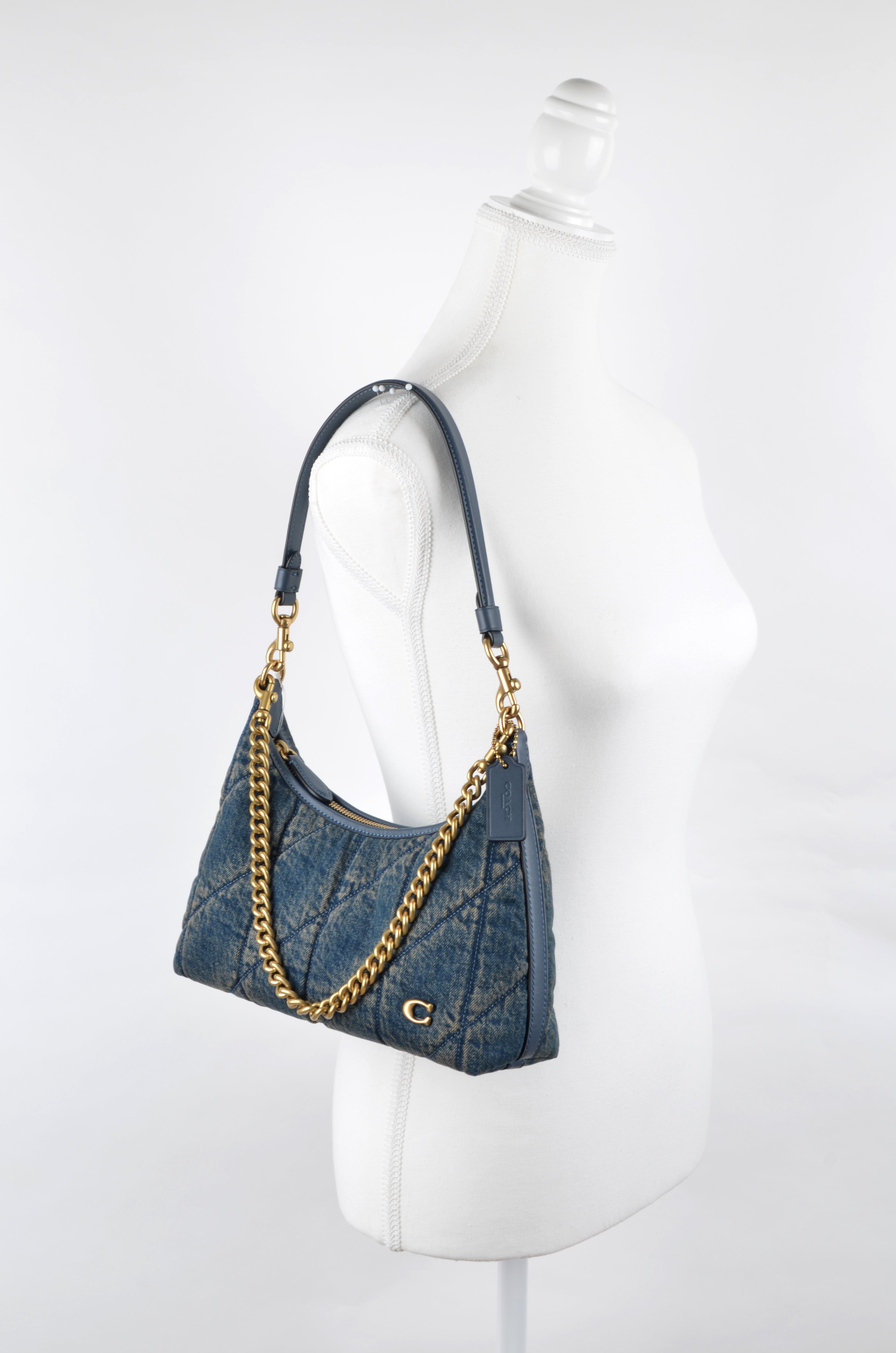 Bolsa de Hombro Coach en Mezclilla Acolchada – Estilo Cary / Baguette