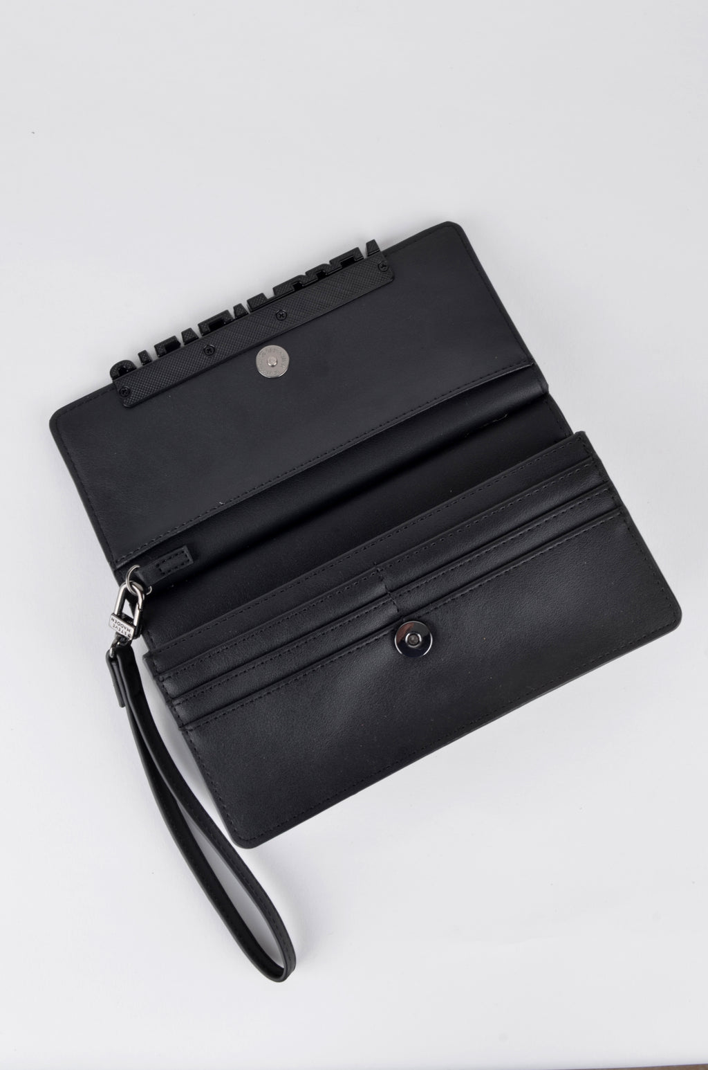 Cartera Steve Madden Larga Negra con Correa de Muñeca