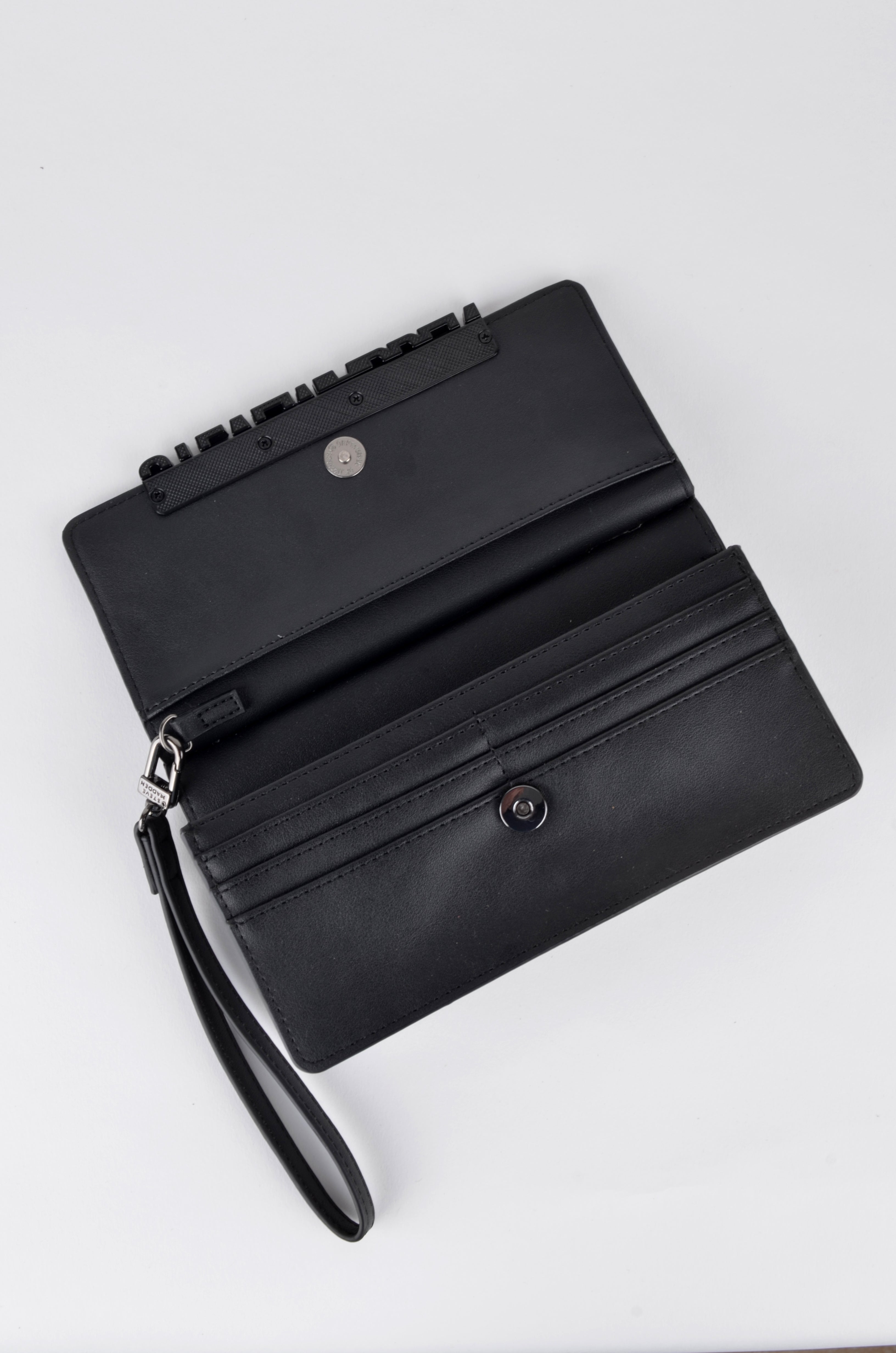 Cartera Steve Madden Larga Negra con Correa de Muñeca
