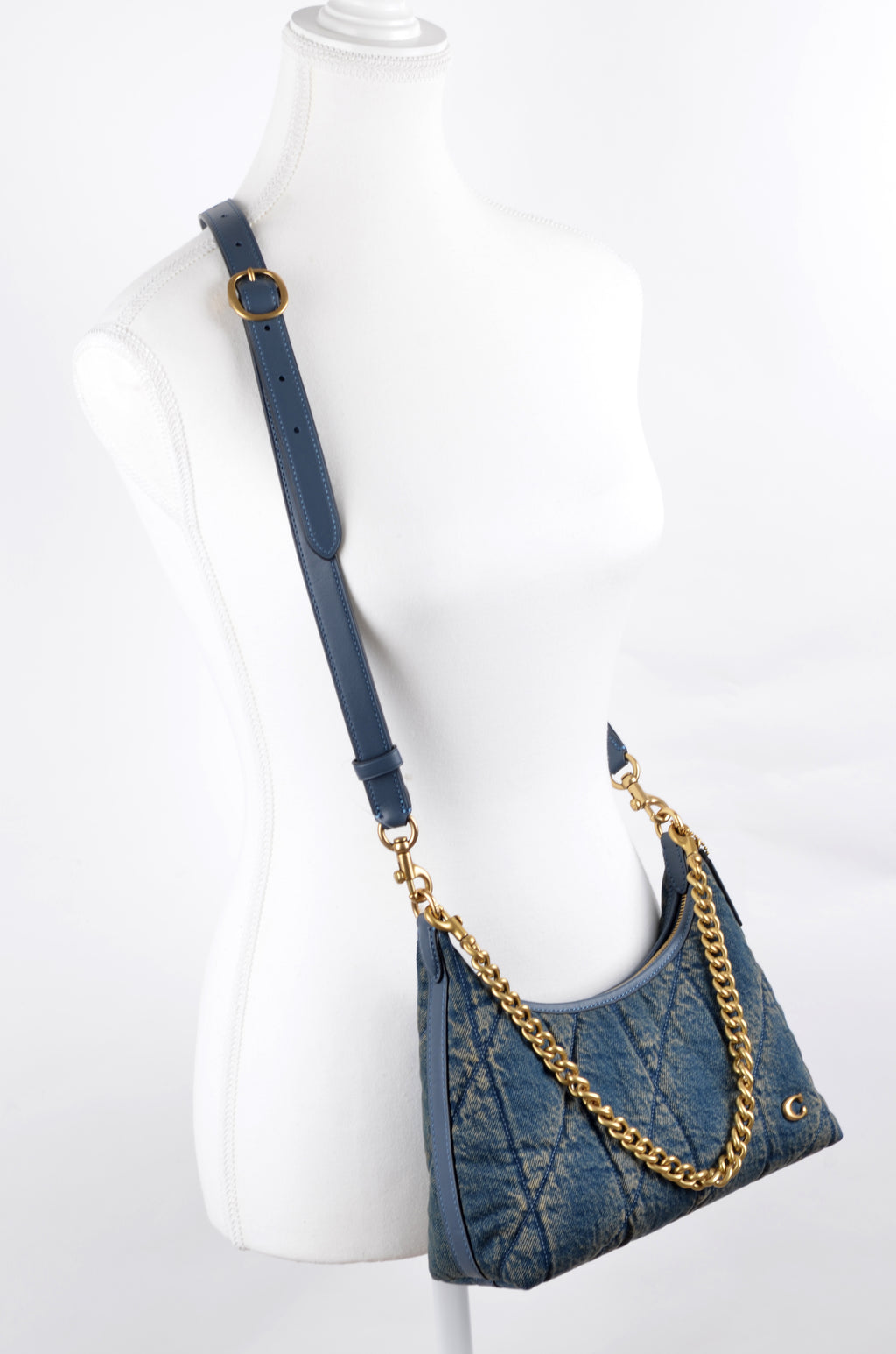 Bolsa de Hombro Coach en Mezclilla Acolchada – Estilo Cary / Baguette