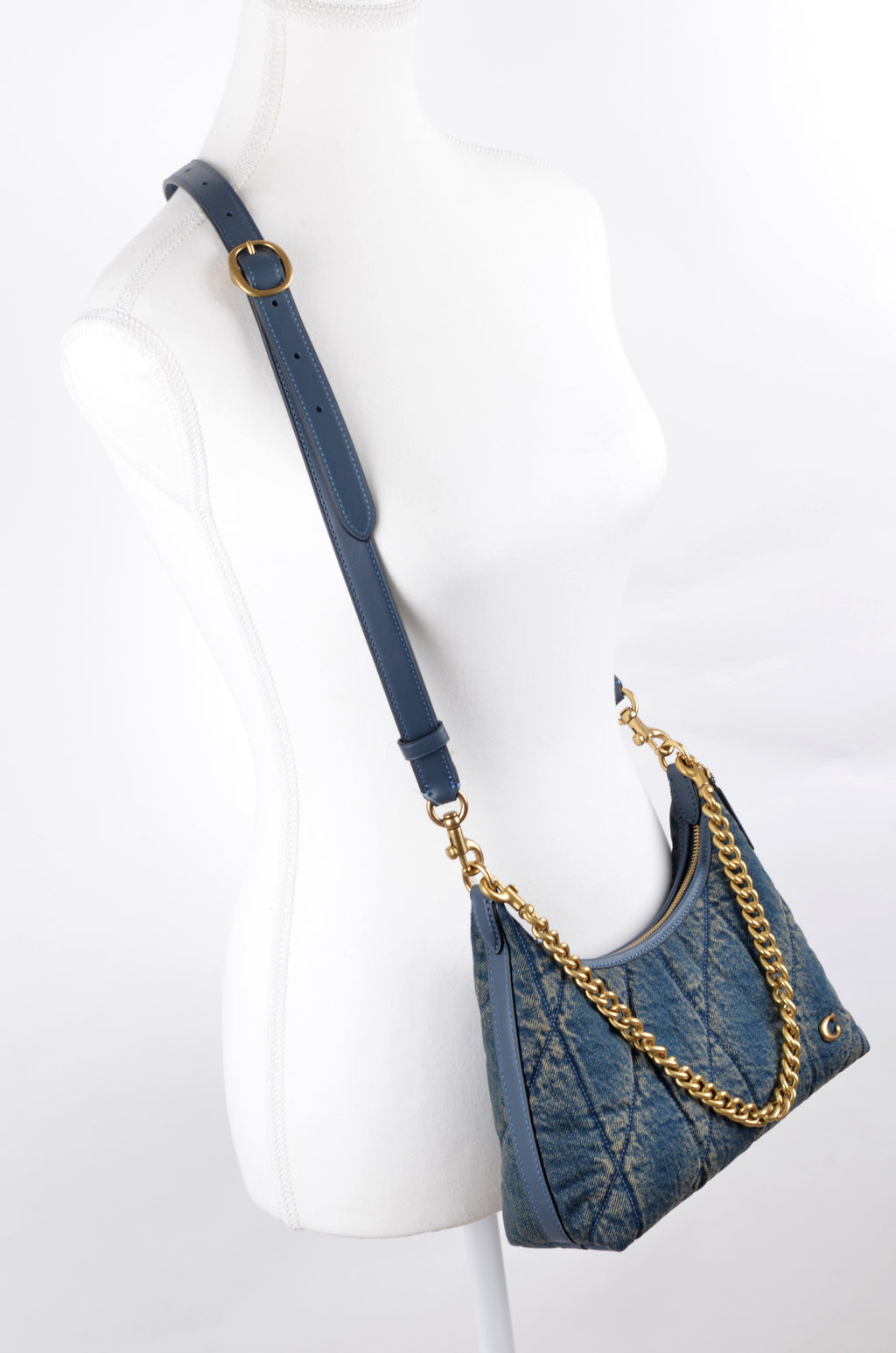 Bolsa de Hombro Coach en Mezclilla Acolchada – Estilo Cary / Baguette
