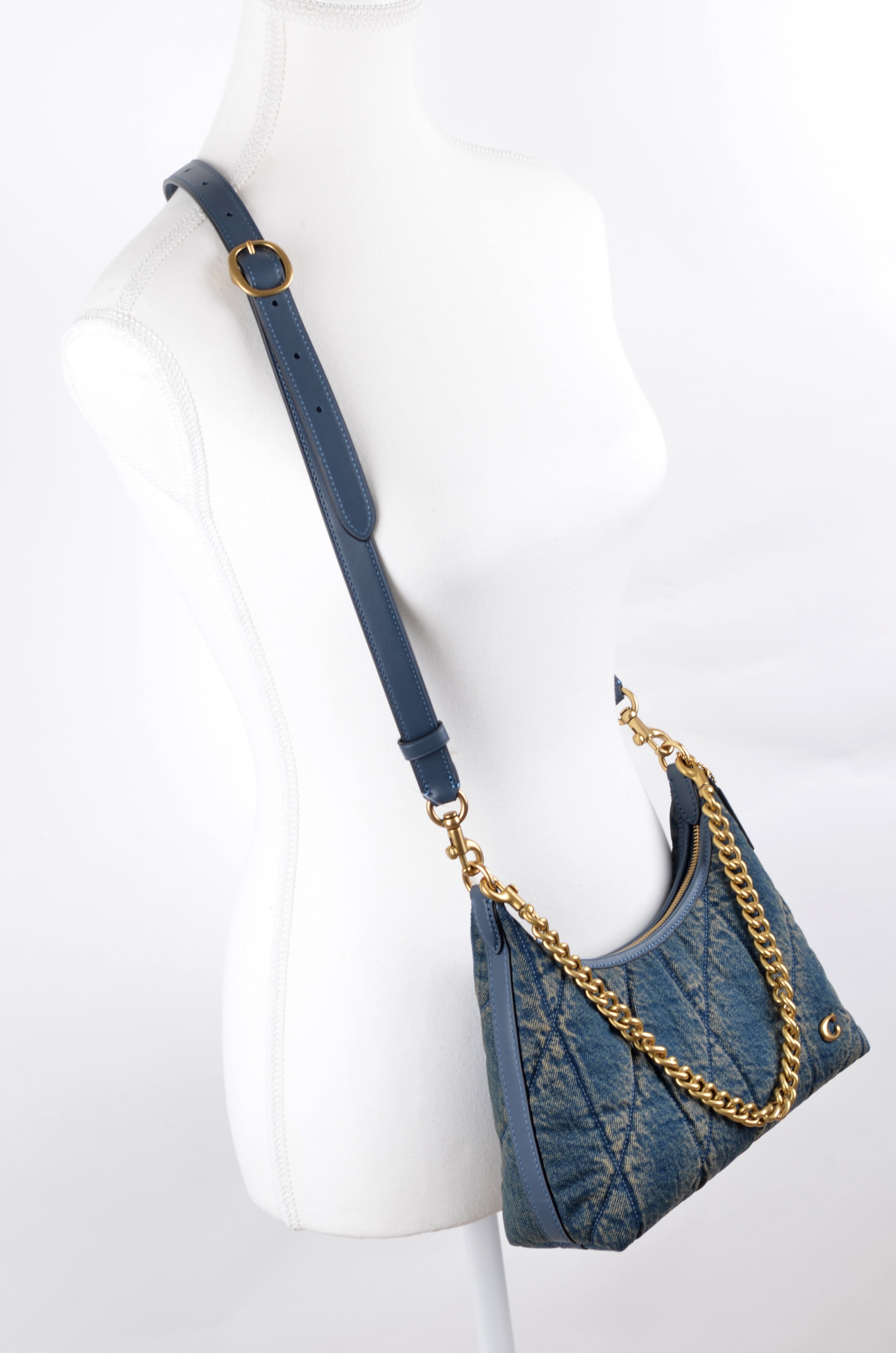 Bolsa de Hombro Coach en Mezclilla Acolchada – Estilo Cary / Baguette