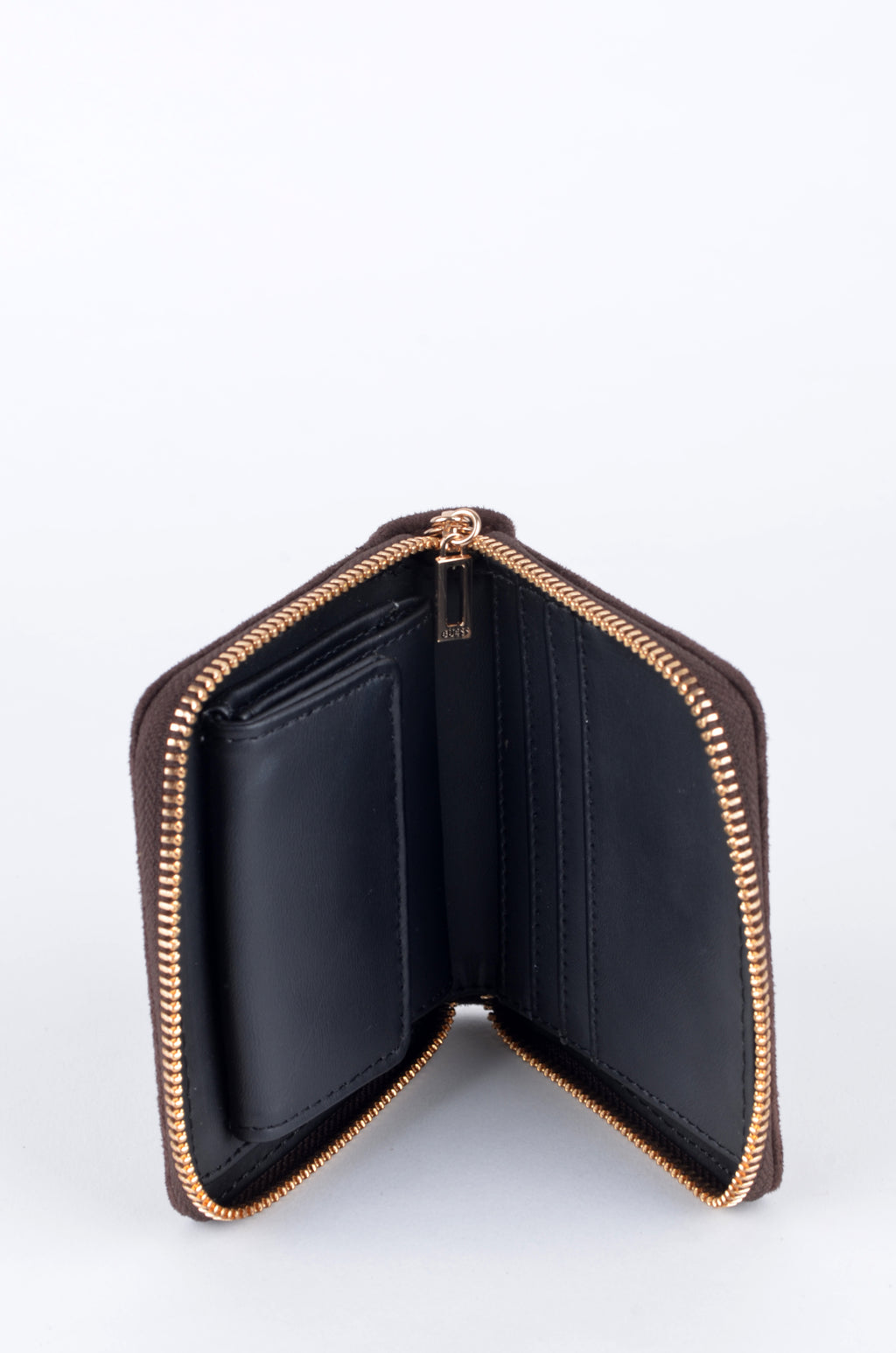 Cartera Guess Compacta Café con Emblema Circular