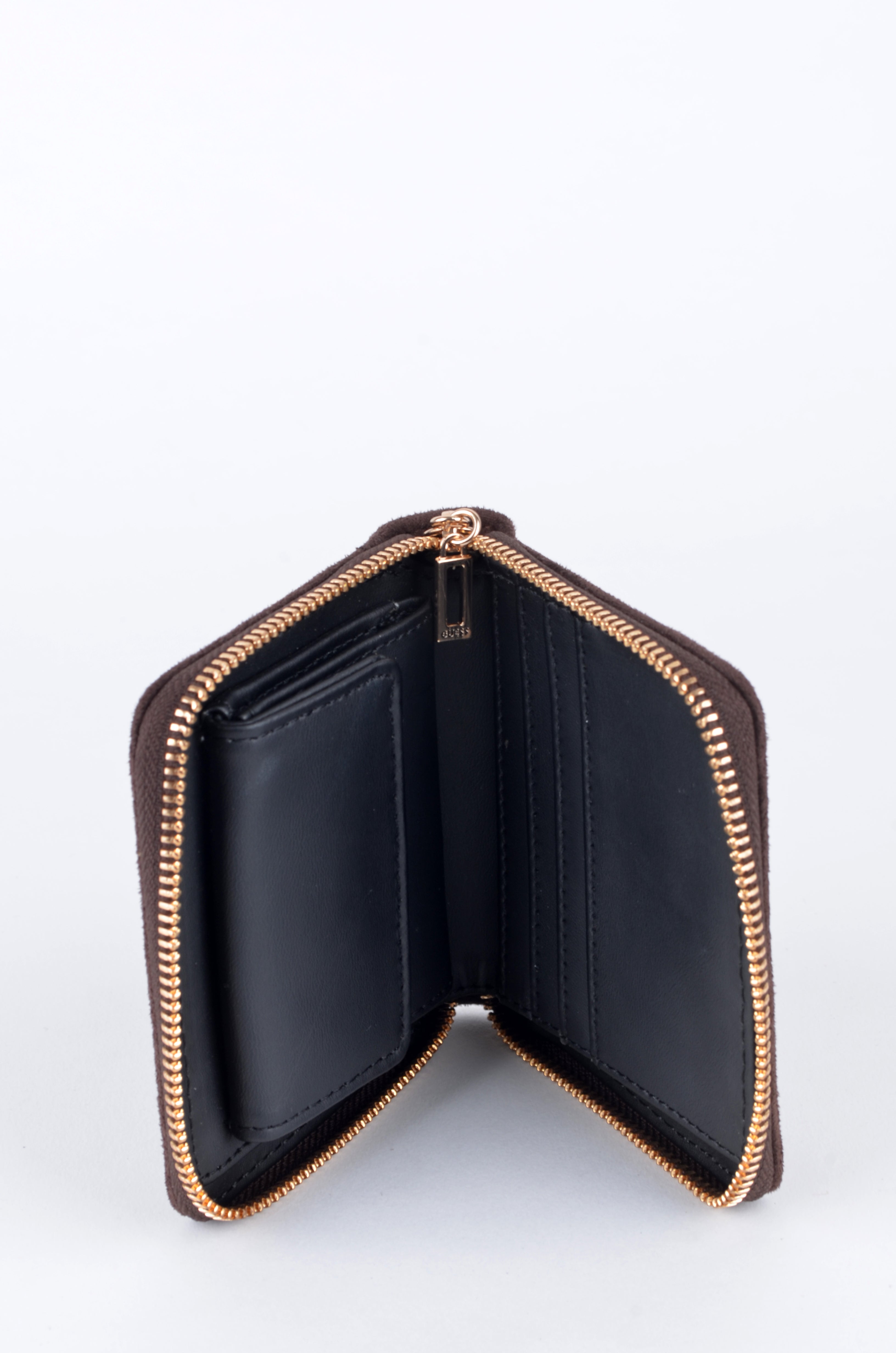 Cartera Guess Compacta Café con Emblema Circular