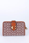 Cartera Coach Compacta Signature Rosa con Hebilla