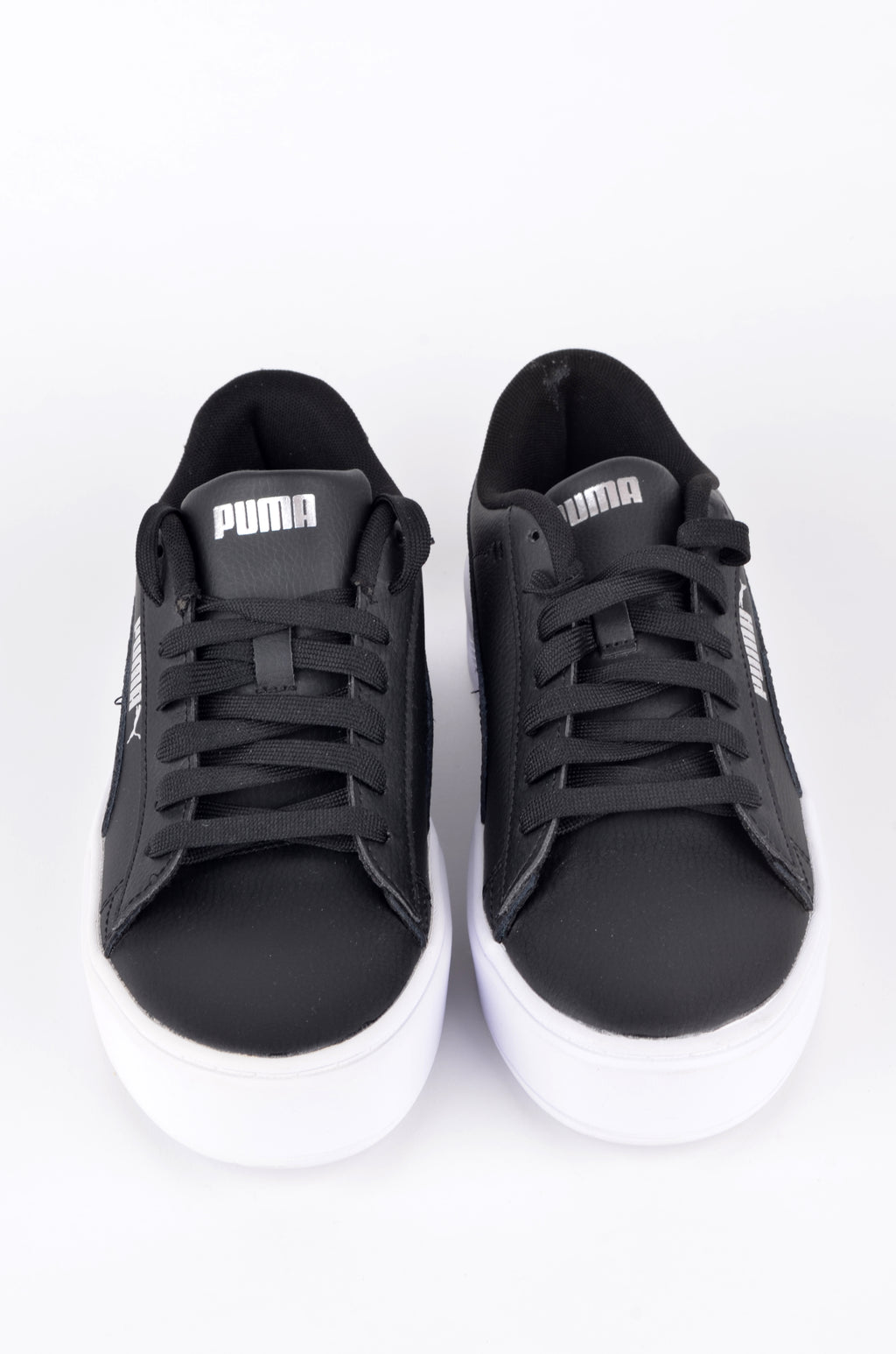 Tenis PUMA Negros con Suela Plataforma Blanca