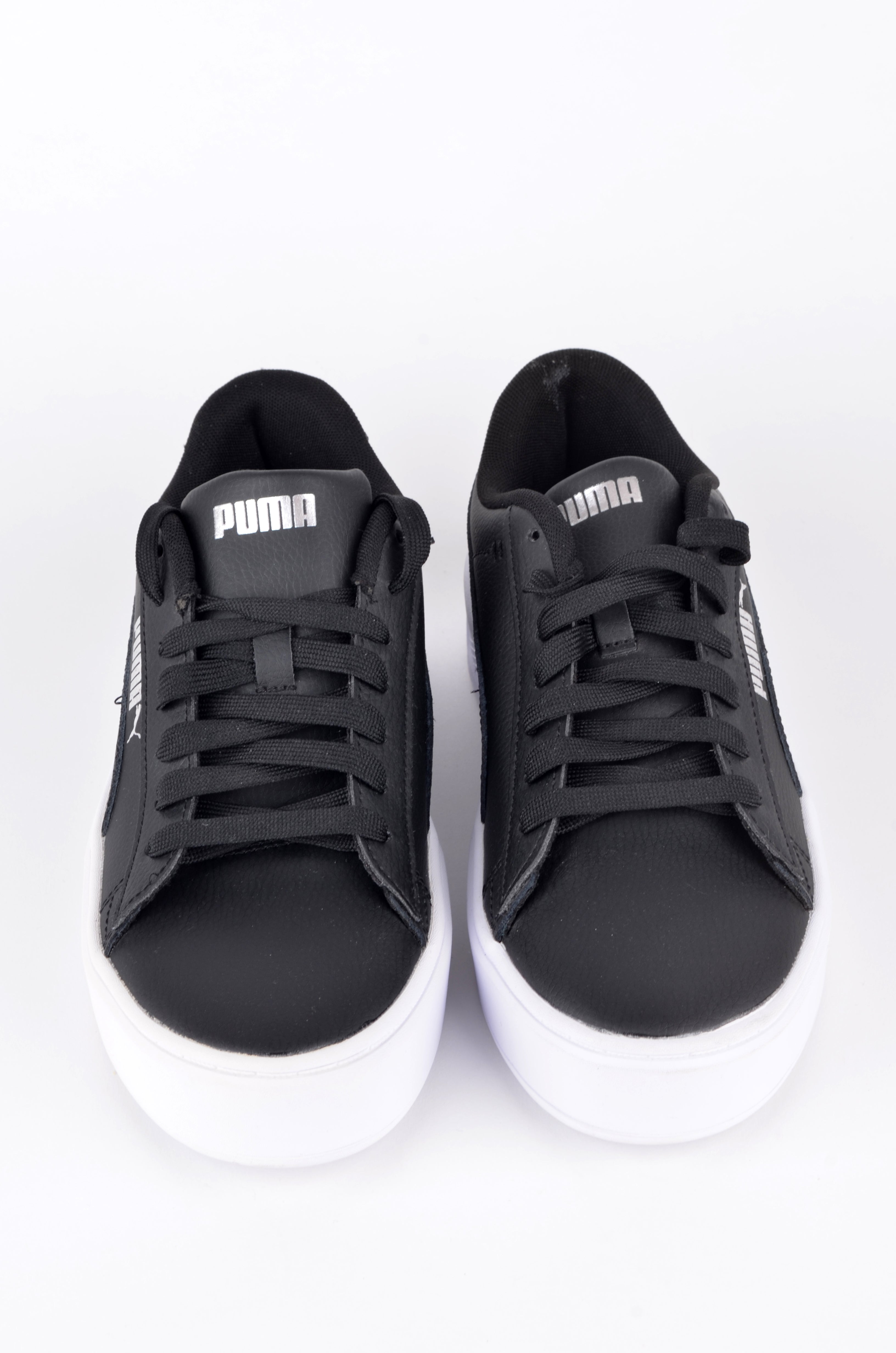 Tenis PUMA Negros con Suela Plataforma Blanca