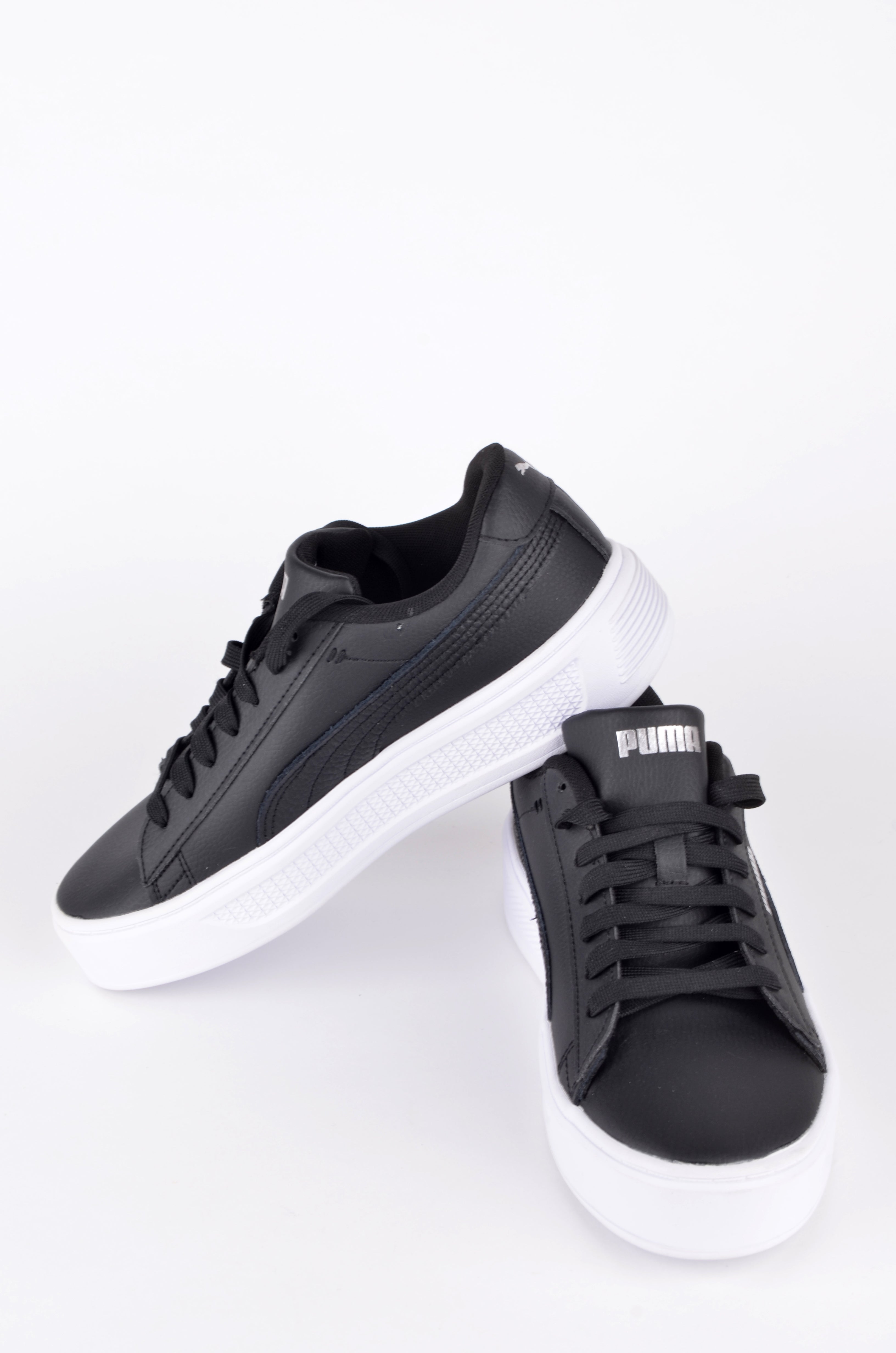 Tenis PUMA Negros con Suela Plataforma Blanca